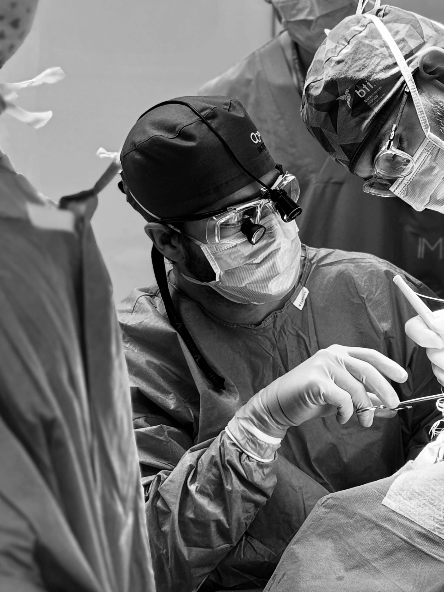 Dr. Juan Molina realizando una operación en quirófano con equipo quirúrgico protector