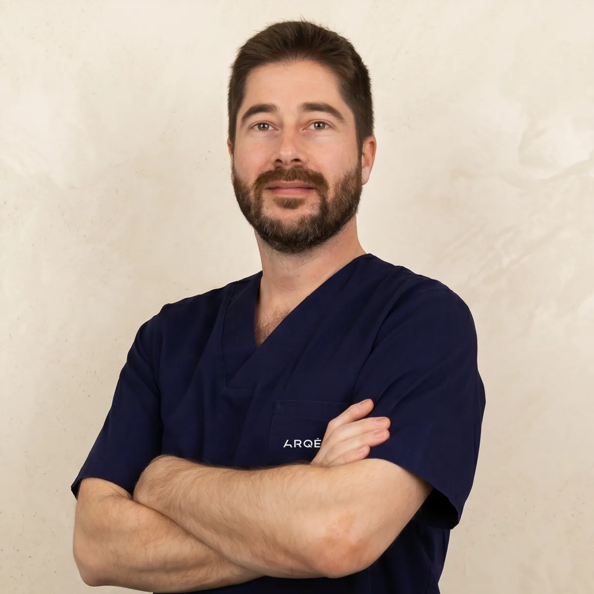 Foto de equipo del Dr. Juan Molina, cirujano especialista capilar de ARQÉA Clinic