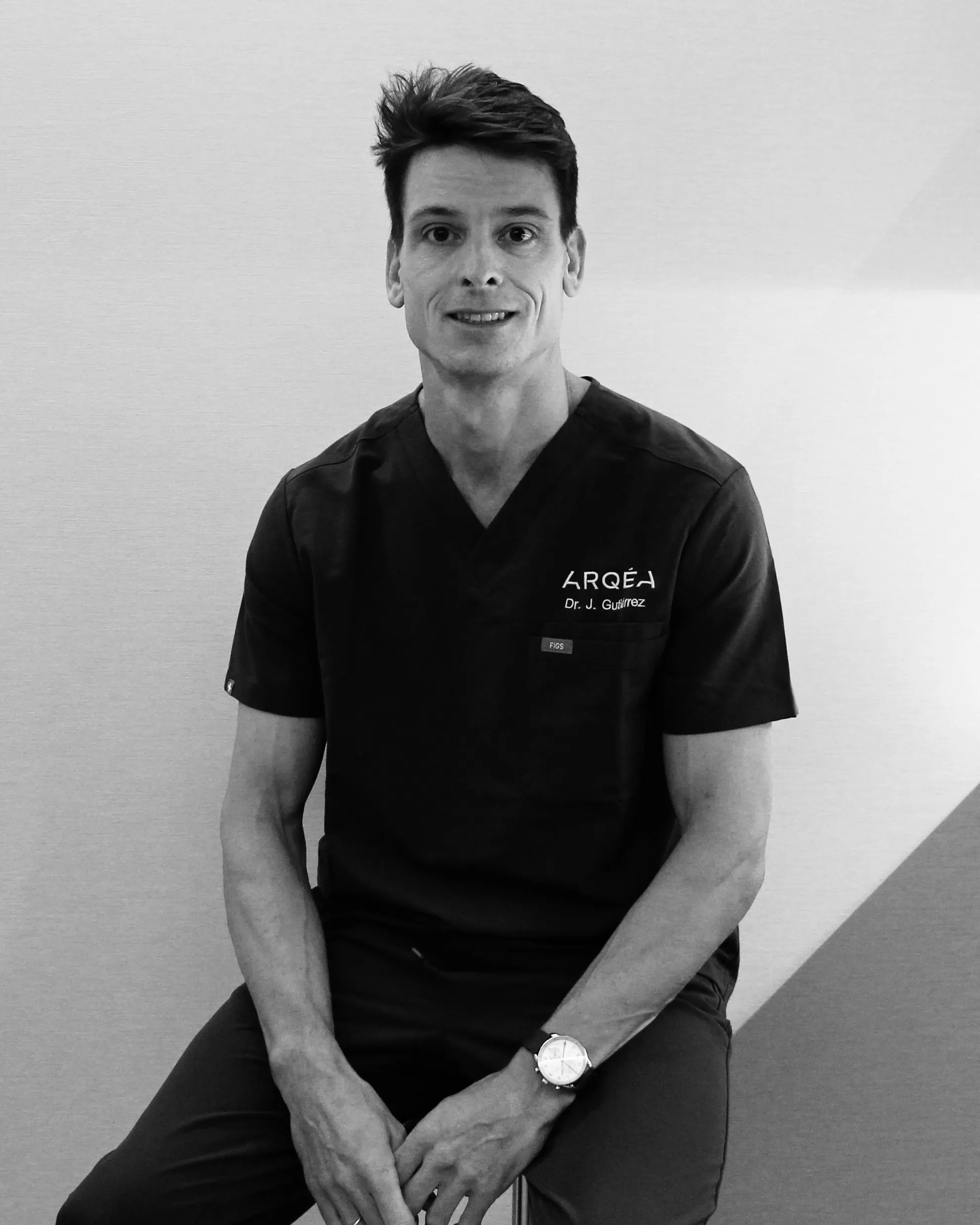 Retrato del Dr. Javier Gutiérrez, cirujano principal y director de ARQÉA Clinic