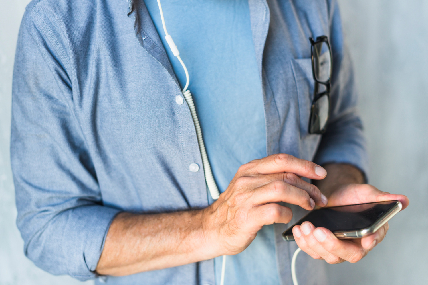 Patient répondant à une enquête de satisfaction qualiQuest sur son smartphone