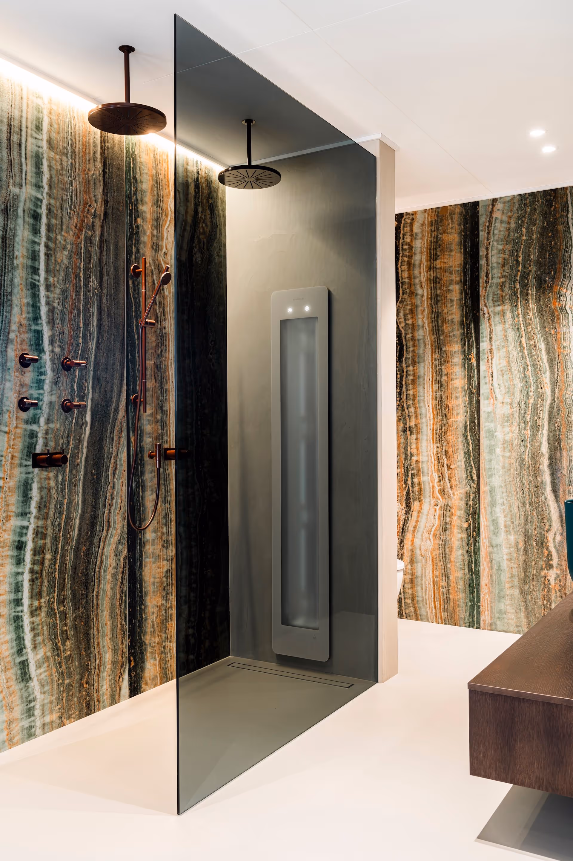 Urban Chique inloopdouche met glazen wand en groen-oranje marmerlook wanden