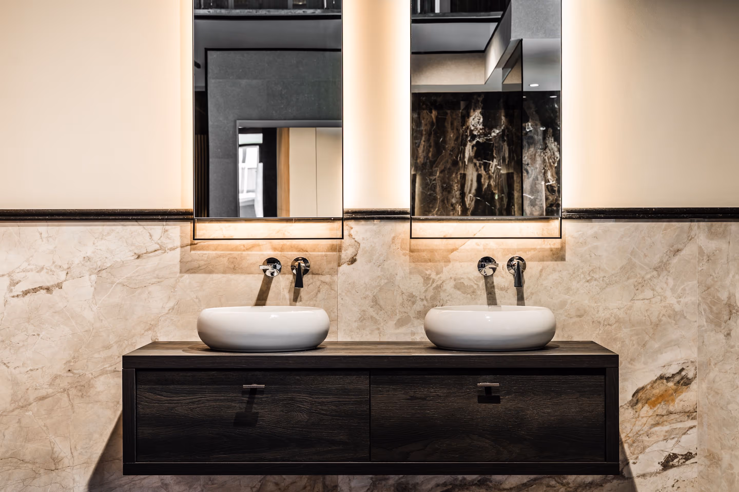 Gentleman Classic badkamer met dubbel wastafelmeubel, marmeren wand en verlichte spiegels