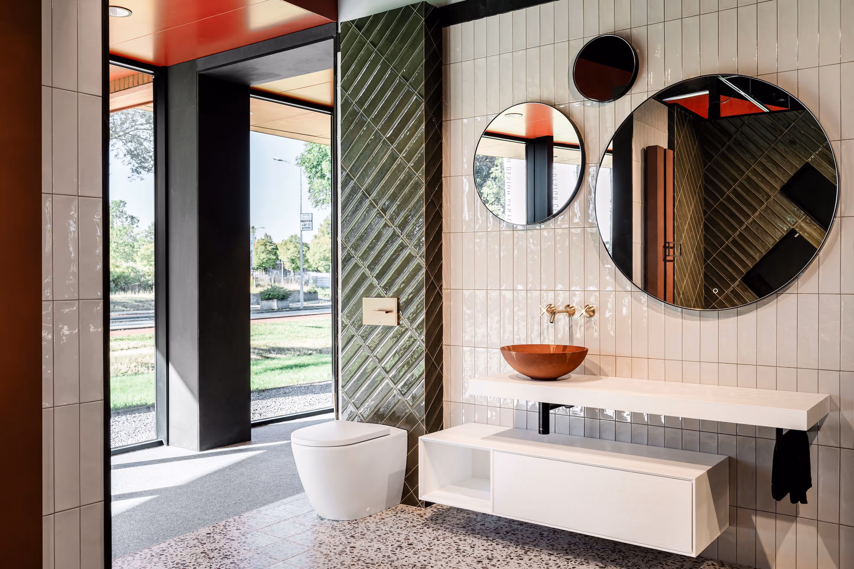 Eclectische badkamer met wit tegelwerk, groene diamanttegels en terrazzovloer