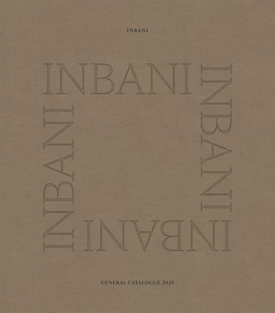 Magazine-cover Inbani General Catalogue met herhaald logo op een taupe stoffen achtergrond
