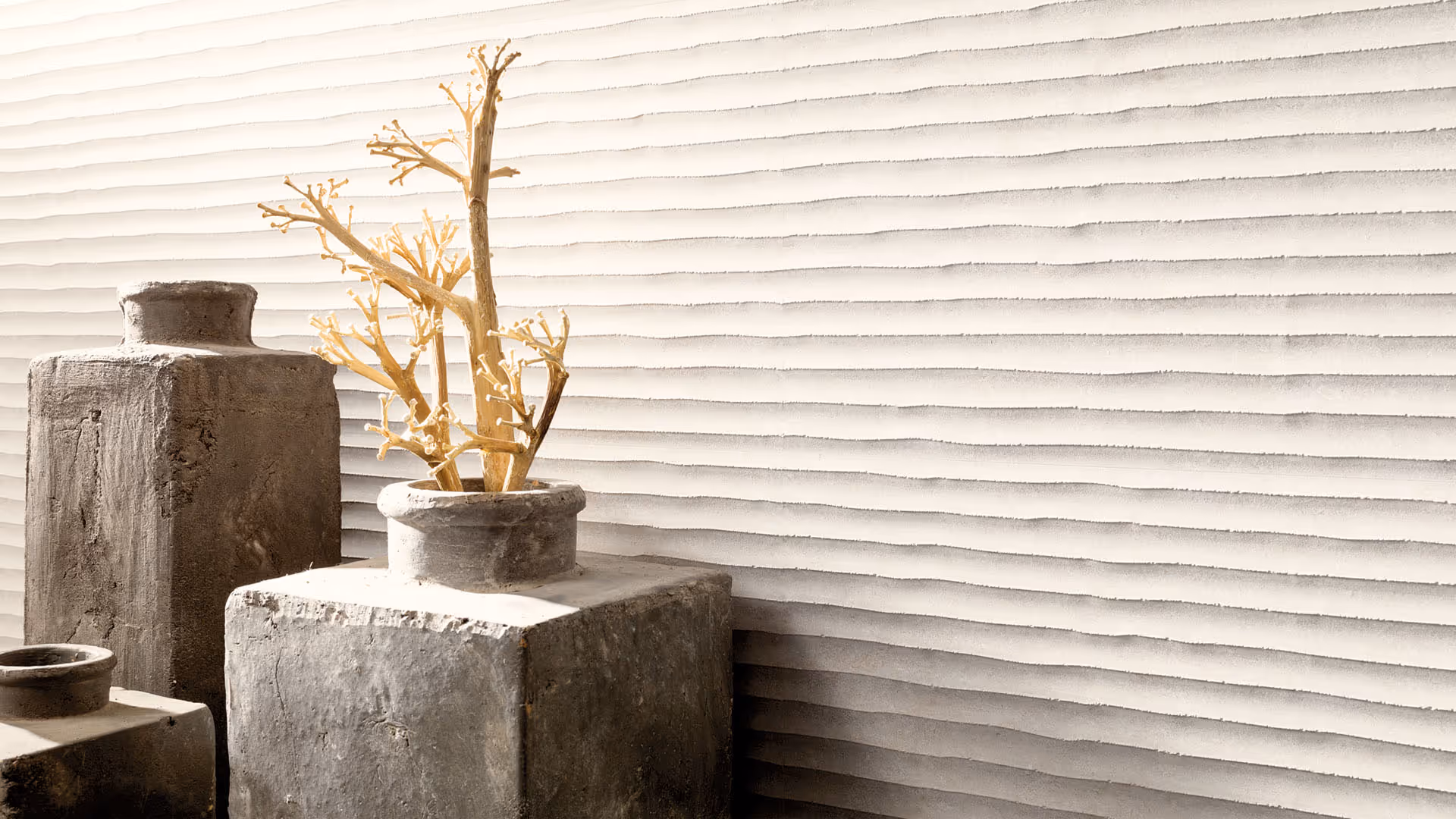 Old White wandtegel met ribbelstructuur als achtergrond bij decoratieve vazen