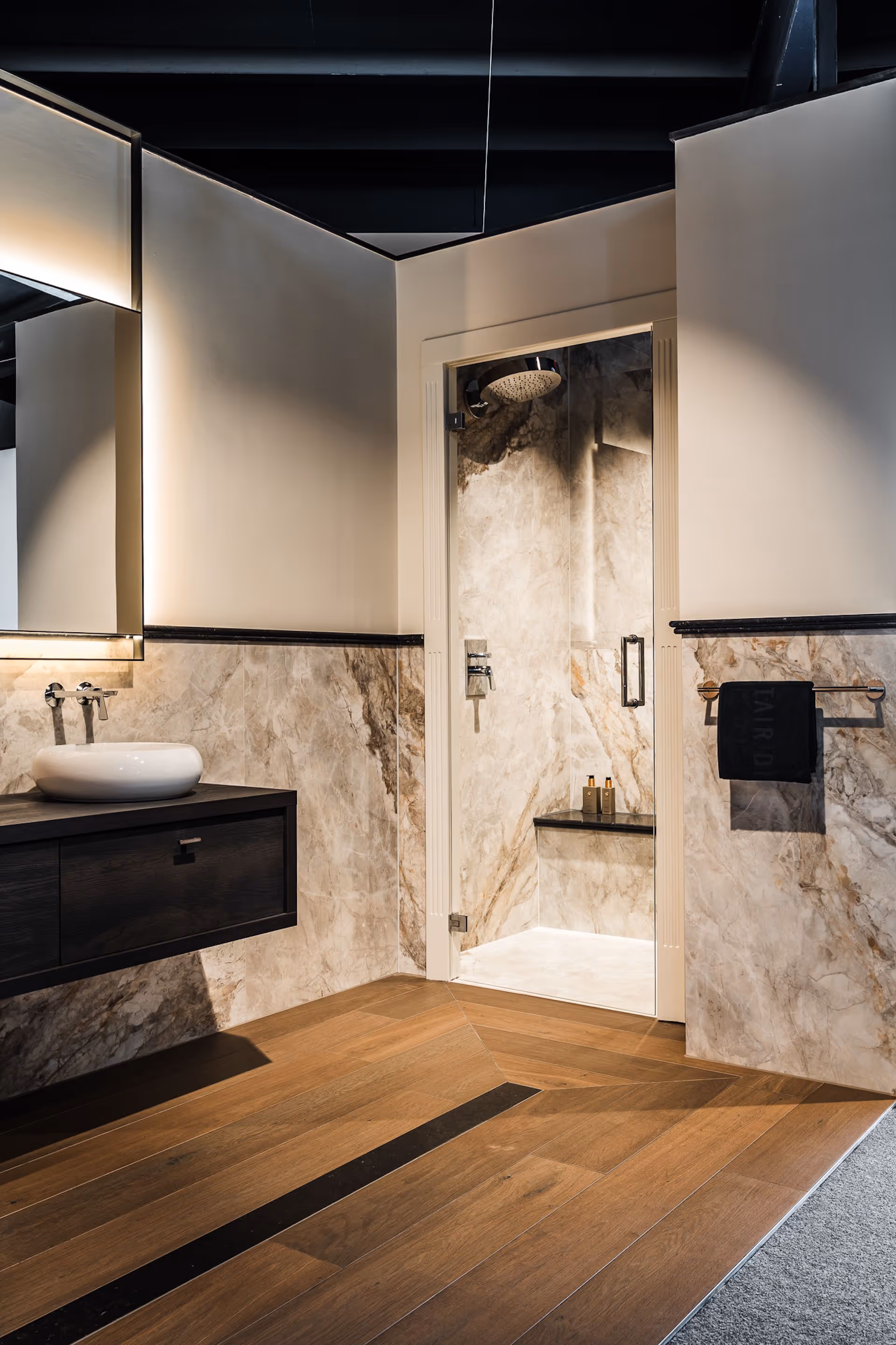 Gentleman Classic badkamer met marmeren wanden, houten vloer en donker wastafelmeubel