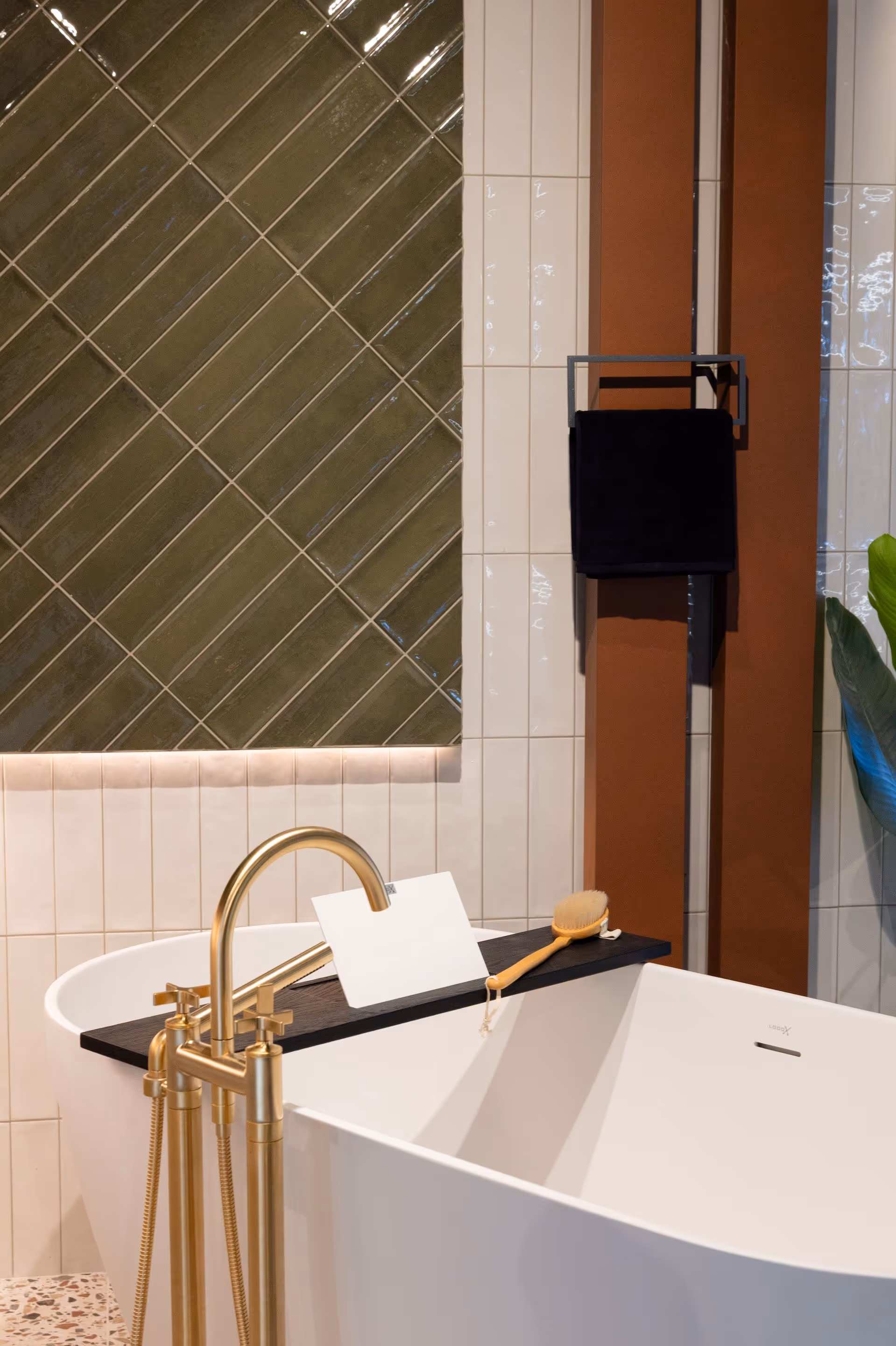 Eclectische badkamer met vrijstaand bad, gouden badkraan en groene diamanttegels