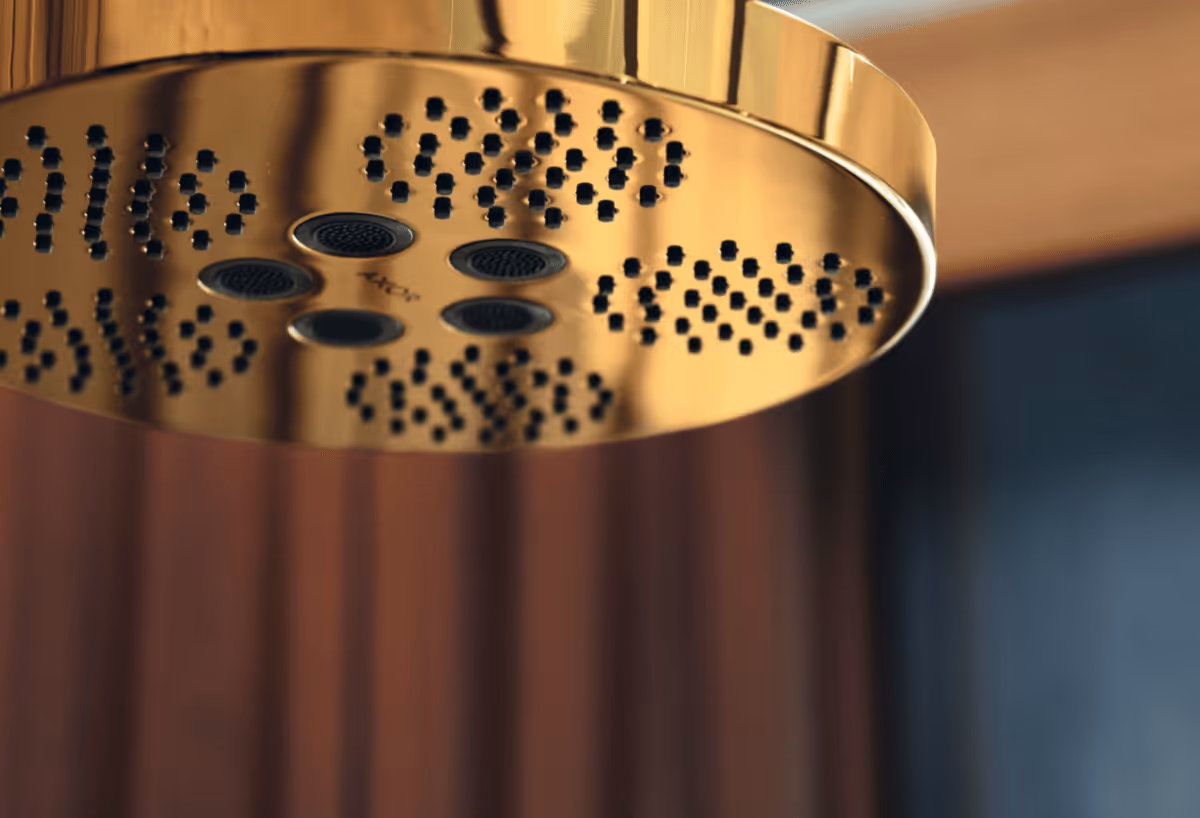 Axor gouden regendouchekop met sproeipatroon van gaatjes, close-up