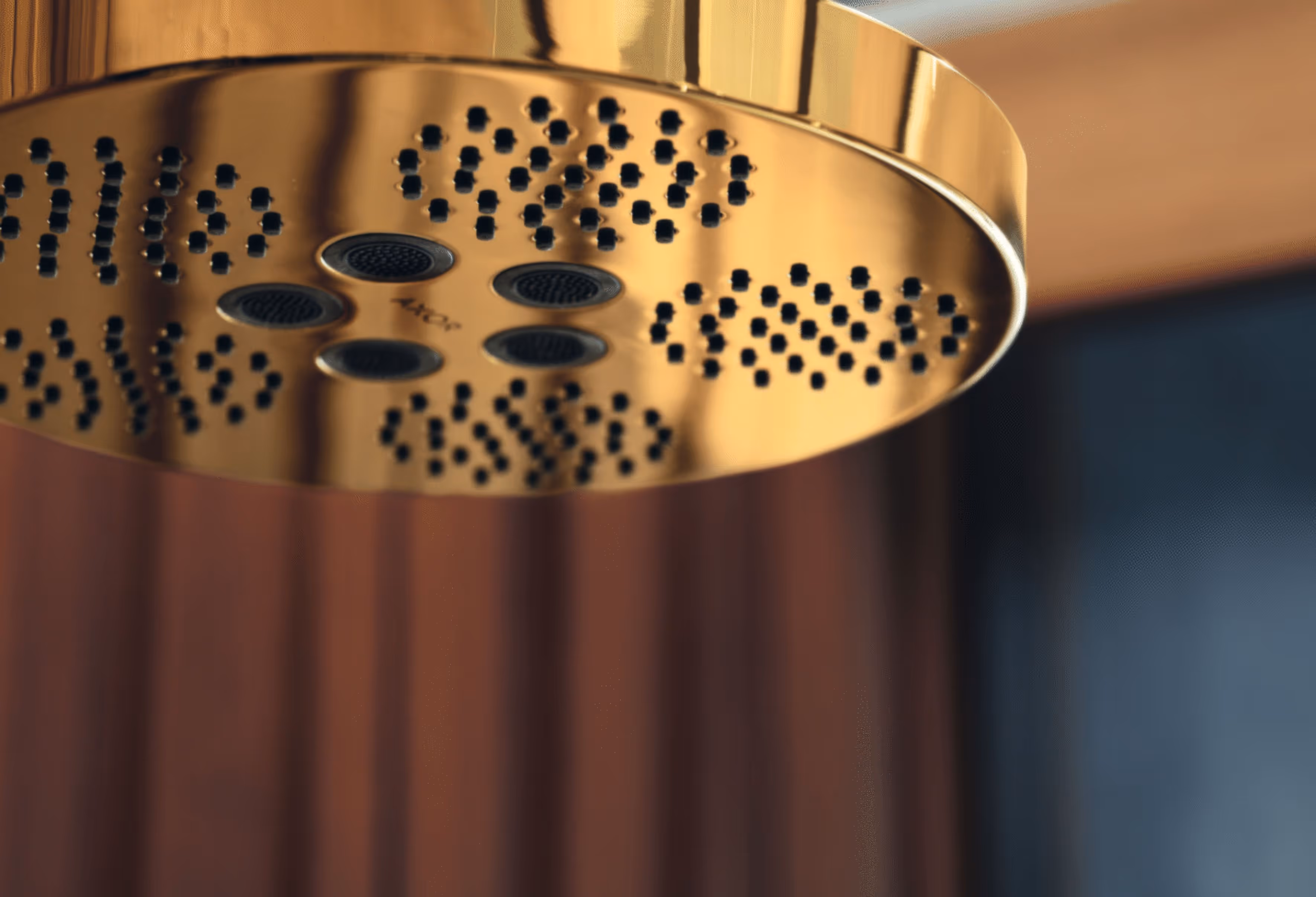 Axor gouden plafonddouchekop met sproeipatroon van gaatjes, close-up