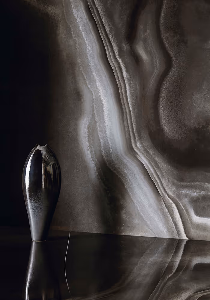 Florim Eccentric Luxe tegelwand met marmerlook grijstinten en decoratieve vaas