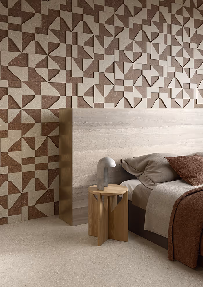 Florim tegelwand met geometrisch bruin-crème patroon naast houten bijzettafel
