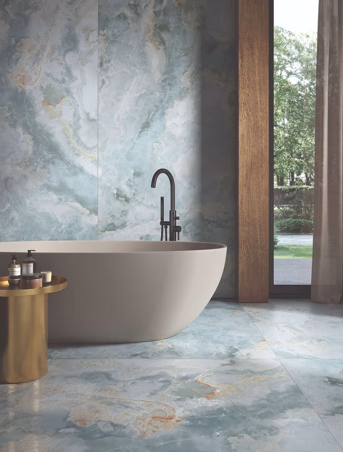 La Faenza Aesthetica tegelwand met blauw bloemmotief boven wastafel