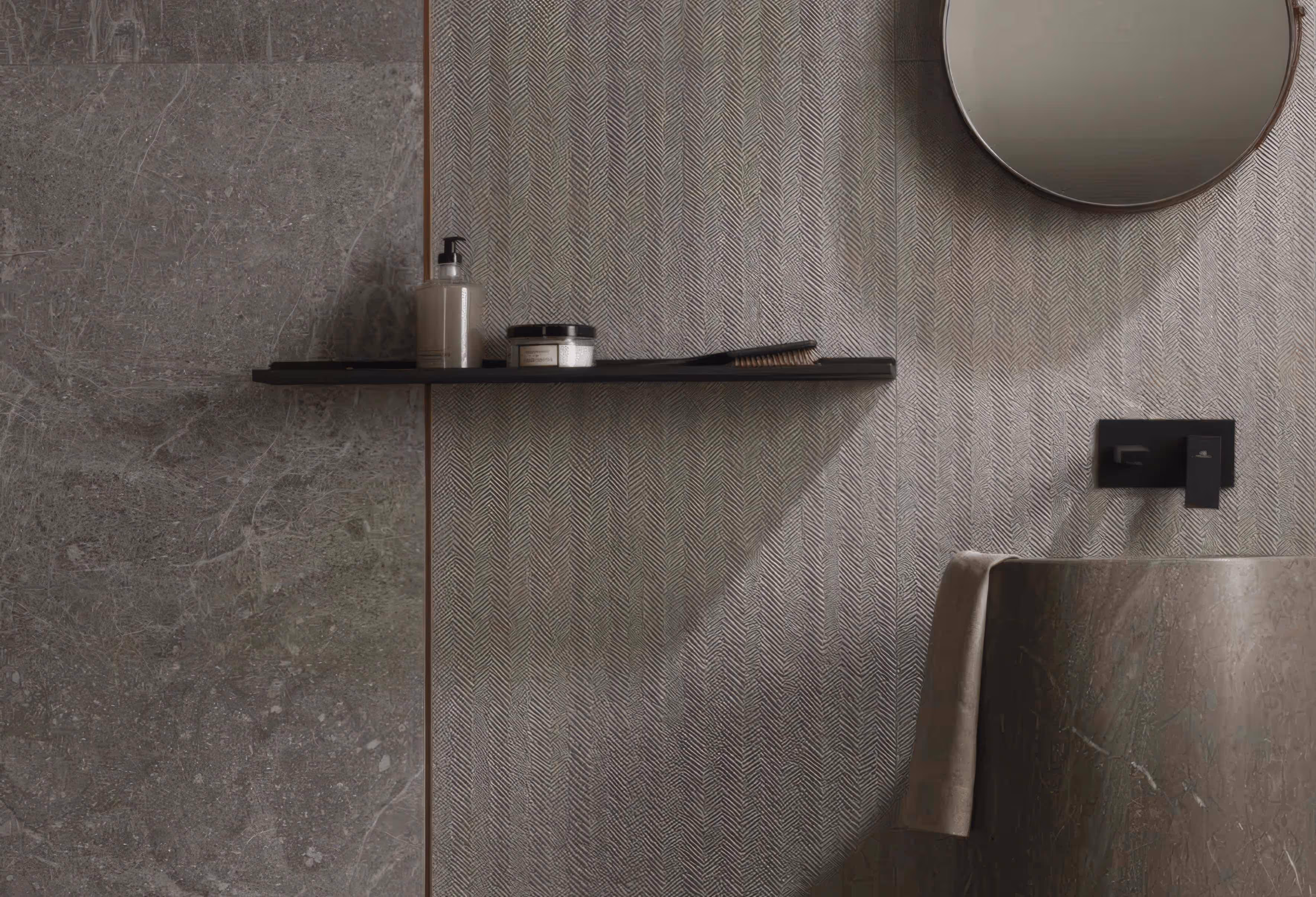 Porcelanosa badkamer met marmeren wastafel, zwarte plank en ronde spiegel