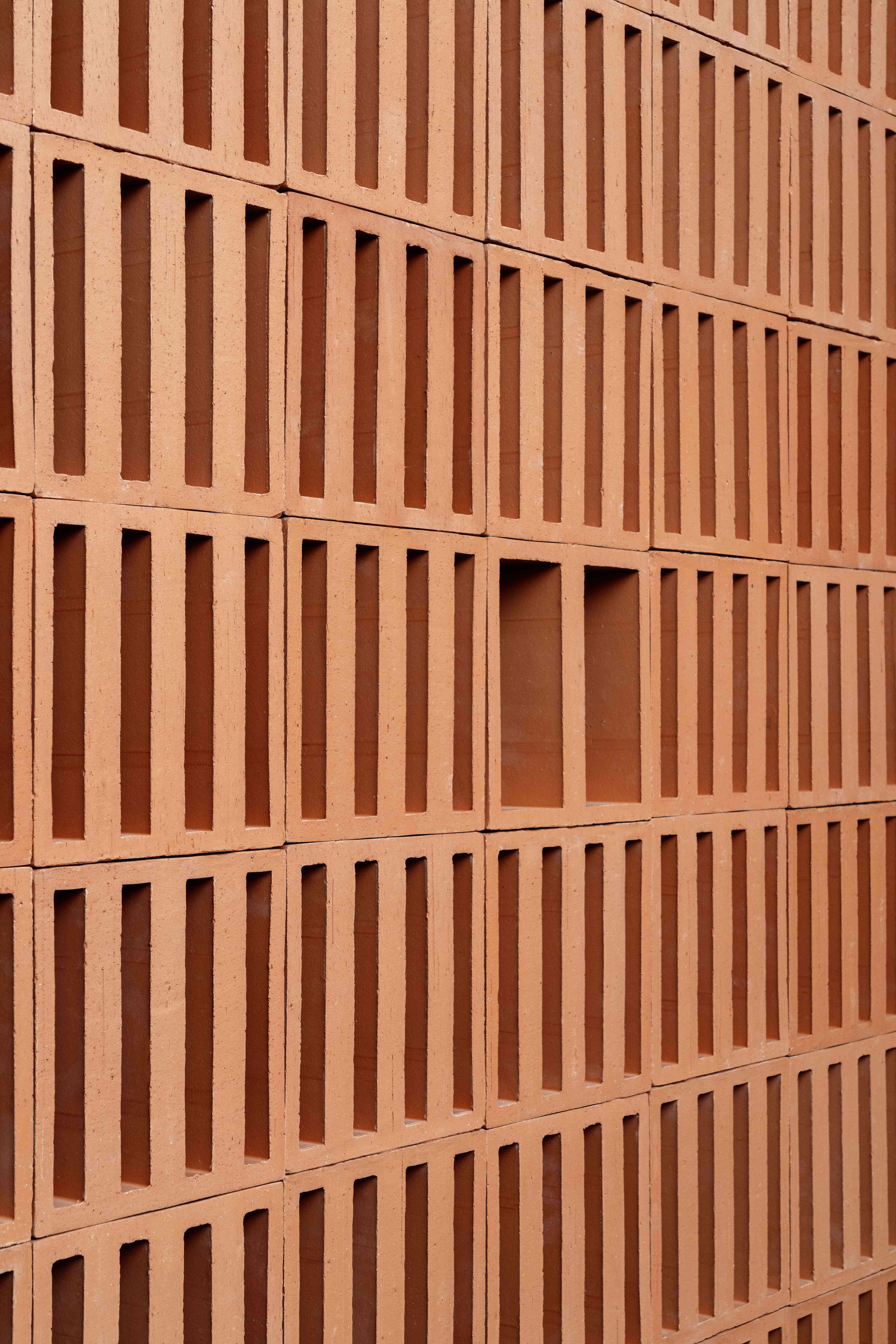 Mutina terracotta gevelelement met open bakstenen patroon in close-up