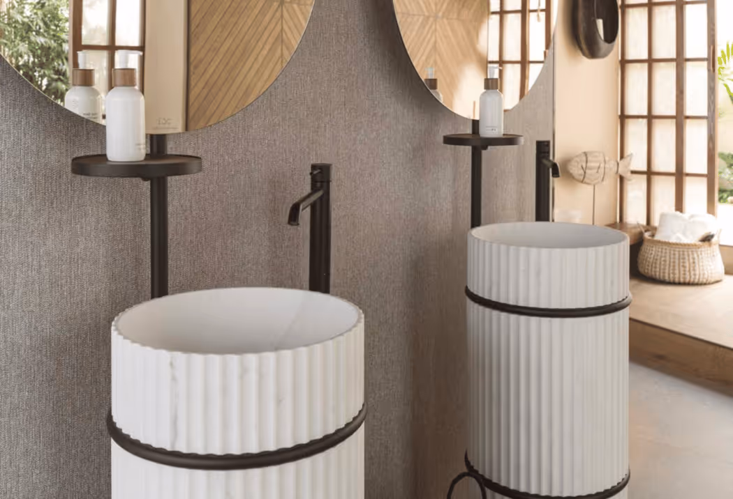 Porcelanosa badkamer in Japandi-stijl met ronde spiegels en ribbelwastafels