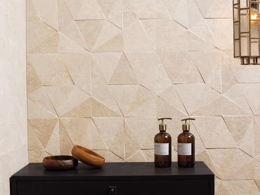 Porcelanosa Thao Verbier tegelwand in zandtint met 3D-reliëf, boven zwart badmeubel