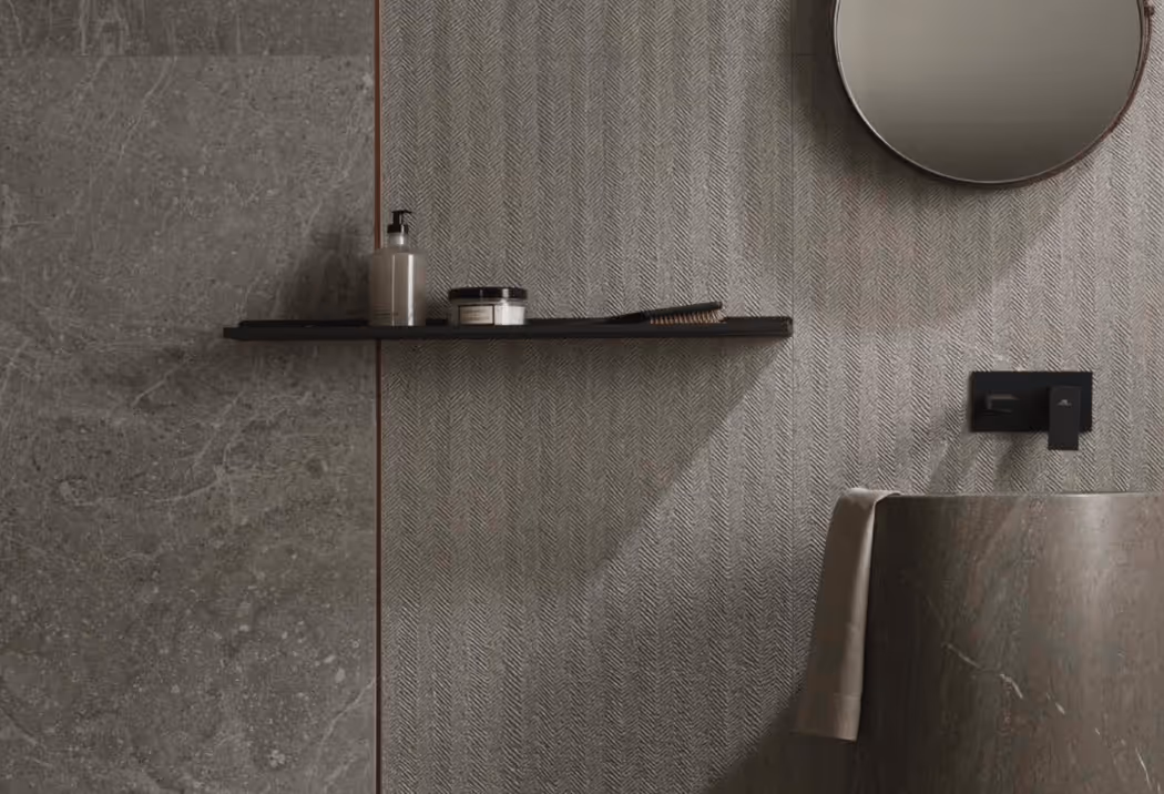Porcelanosa badkamermeubel in hout met dubbele wasbak en spiegelkasten