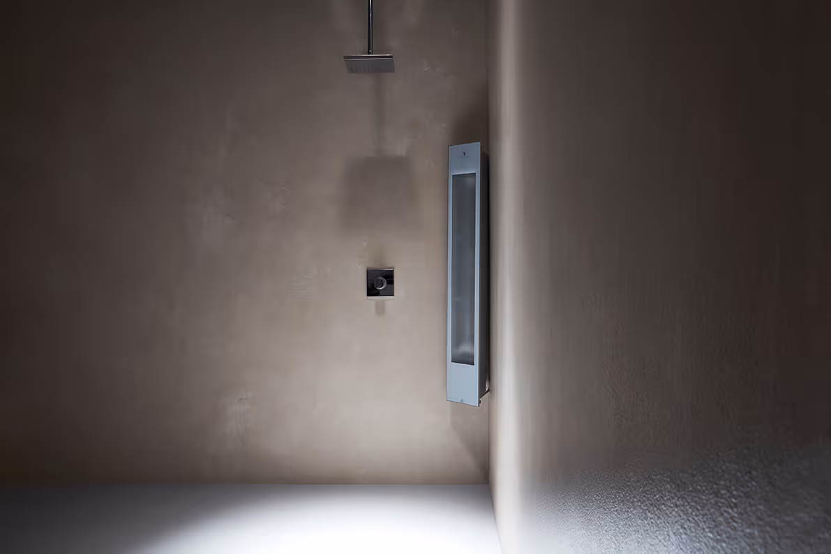 Sunshower Solo infraroodpaneel bij douche in minimalistische badkamer