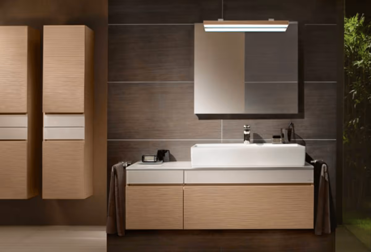 Villeroy & Boch badkamermeubel in hout met opbouwwastafel en spiegelkast