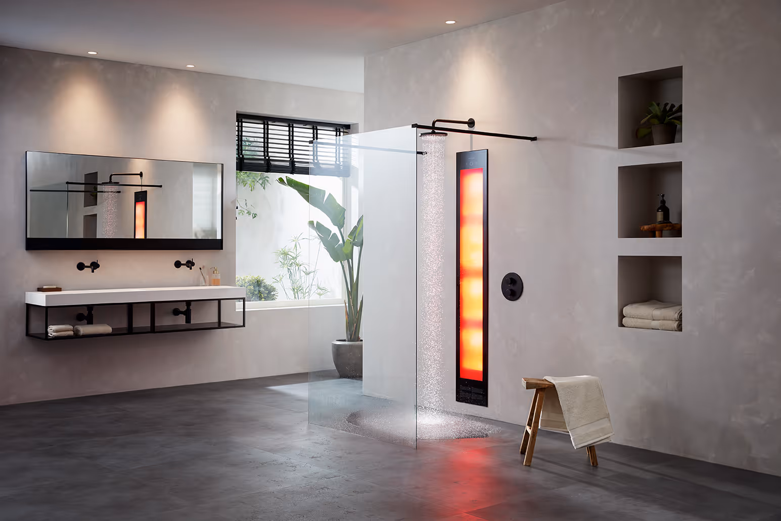Sunshower infraroodpaneel in douche met zwart glasprofiel naast vrijstaand bad