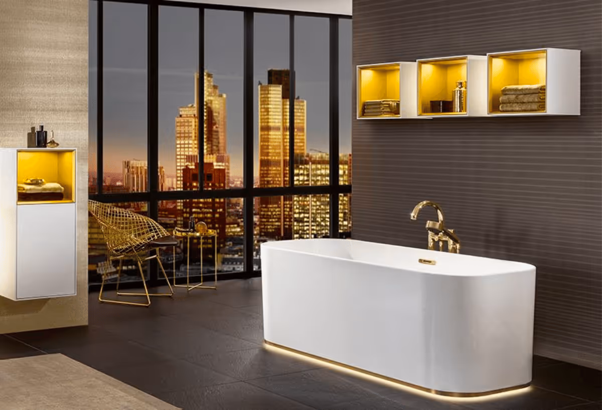 Villeroy & Boch vrijstaand bad in wit met gouden rand, badkamer met stadszicht