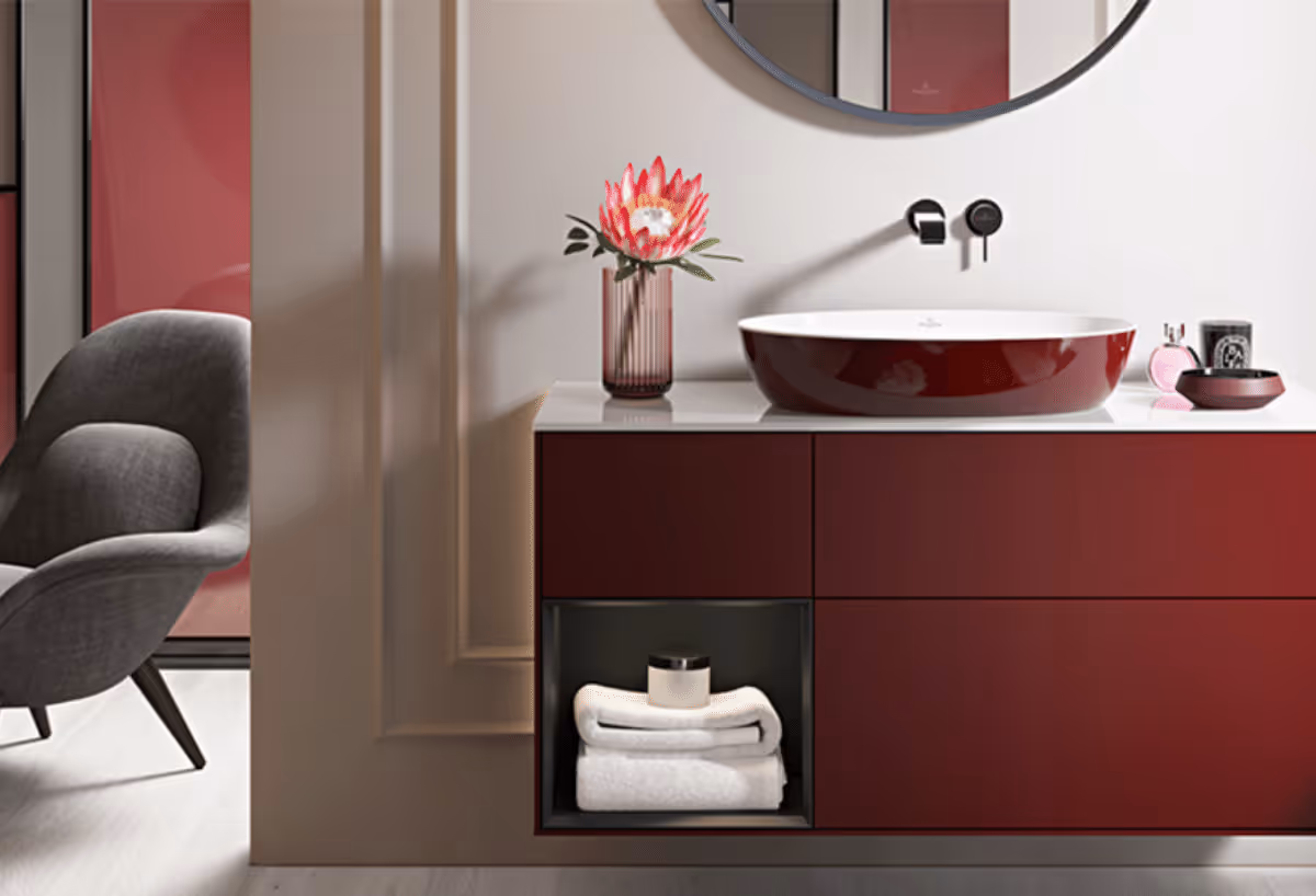 Villeroy & Boch badkamer met bordeauxrode ovale wastafel, badmeubel en ronde spiegel