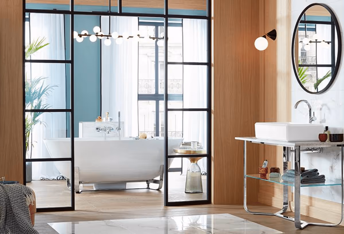Villeroy & Boch badkamer met vrijstaand bad achter glazen scheidingswand en houten wanden