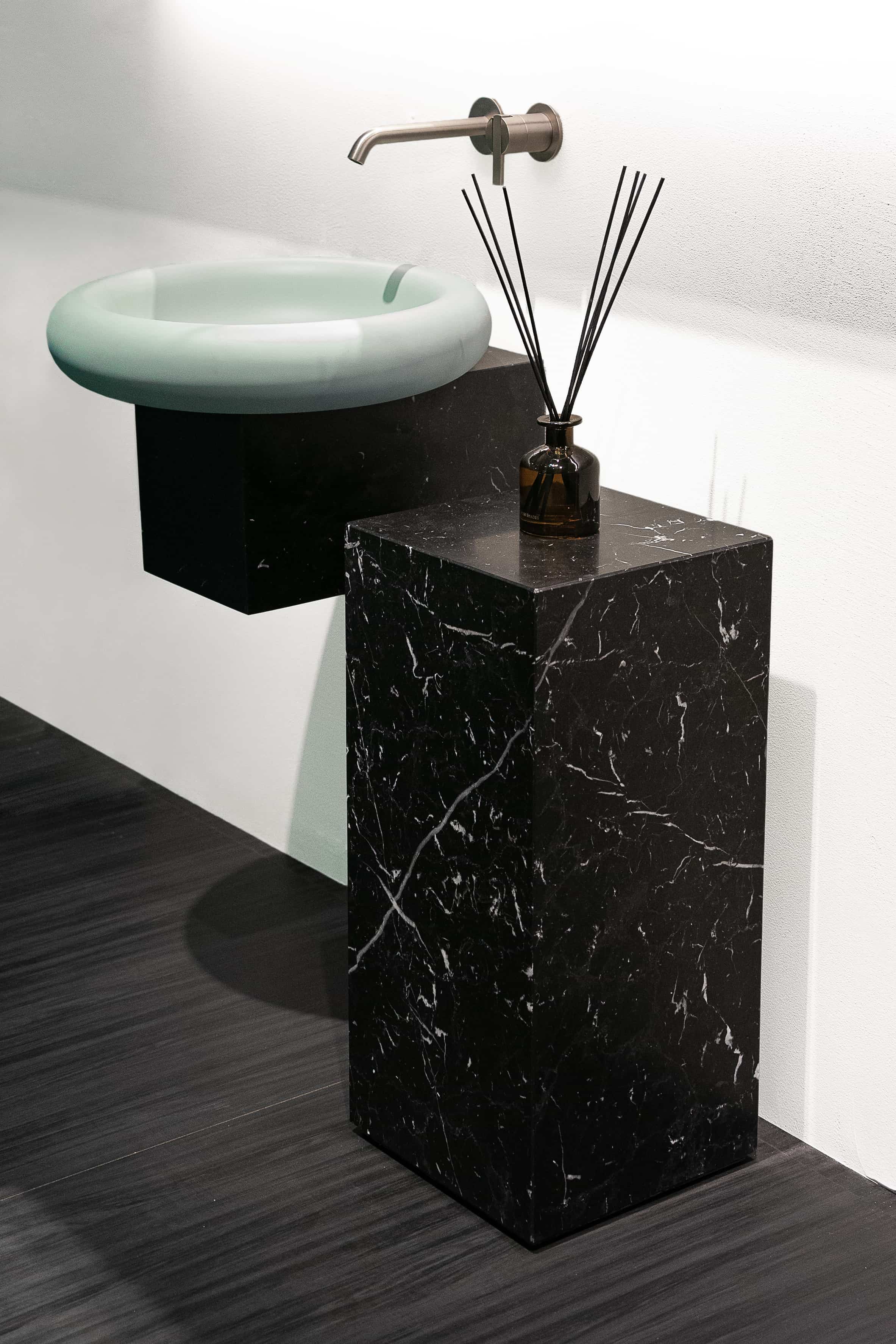 Inbani Ease wandwastafel in mintgroen met accessoires op marmeren sokkel