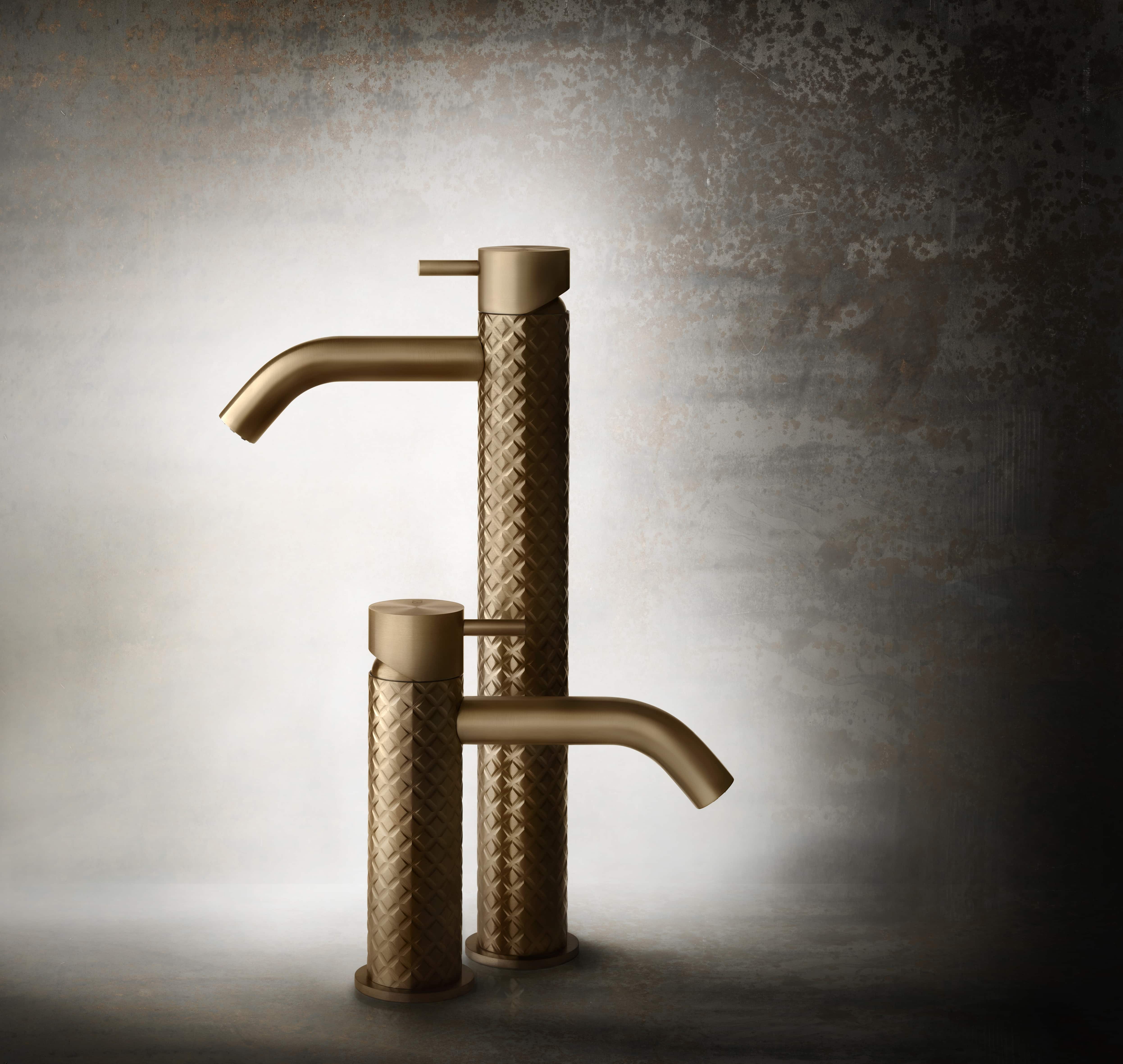 Gessi 316 twee wastafelkranen in geborsteld messing met ribbeldecoratie