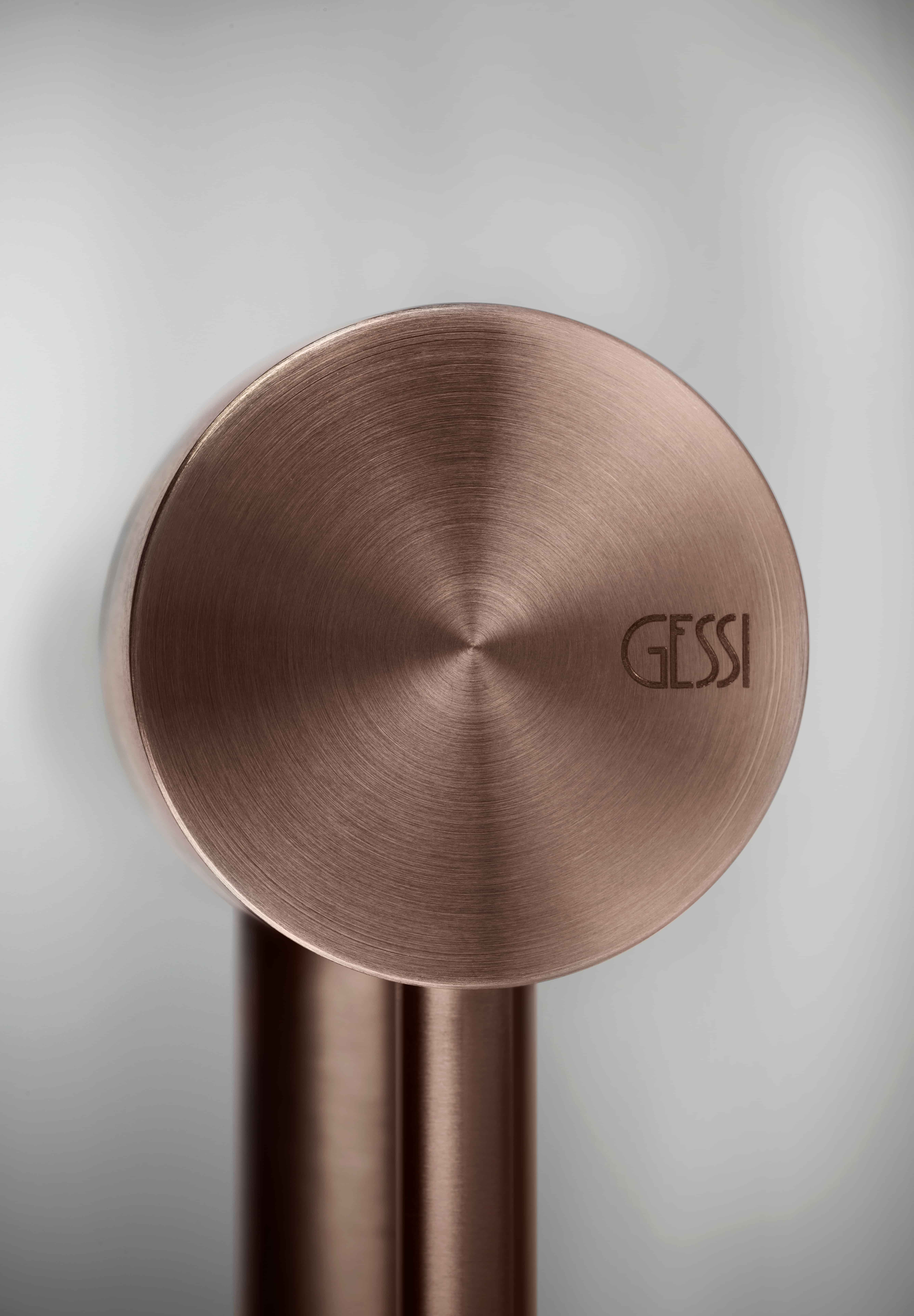 Gessi 316 detail van bedieningsknop in koper met GESSI-logo gegraveerd