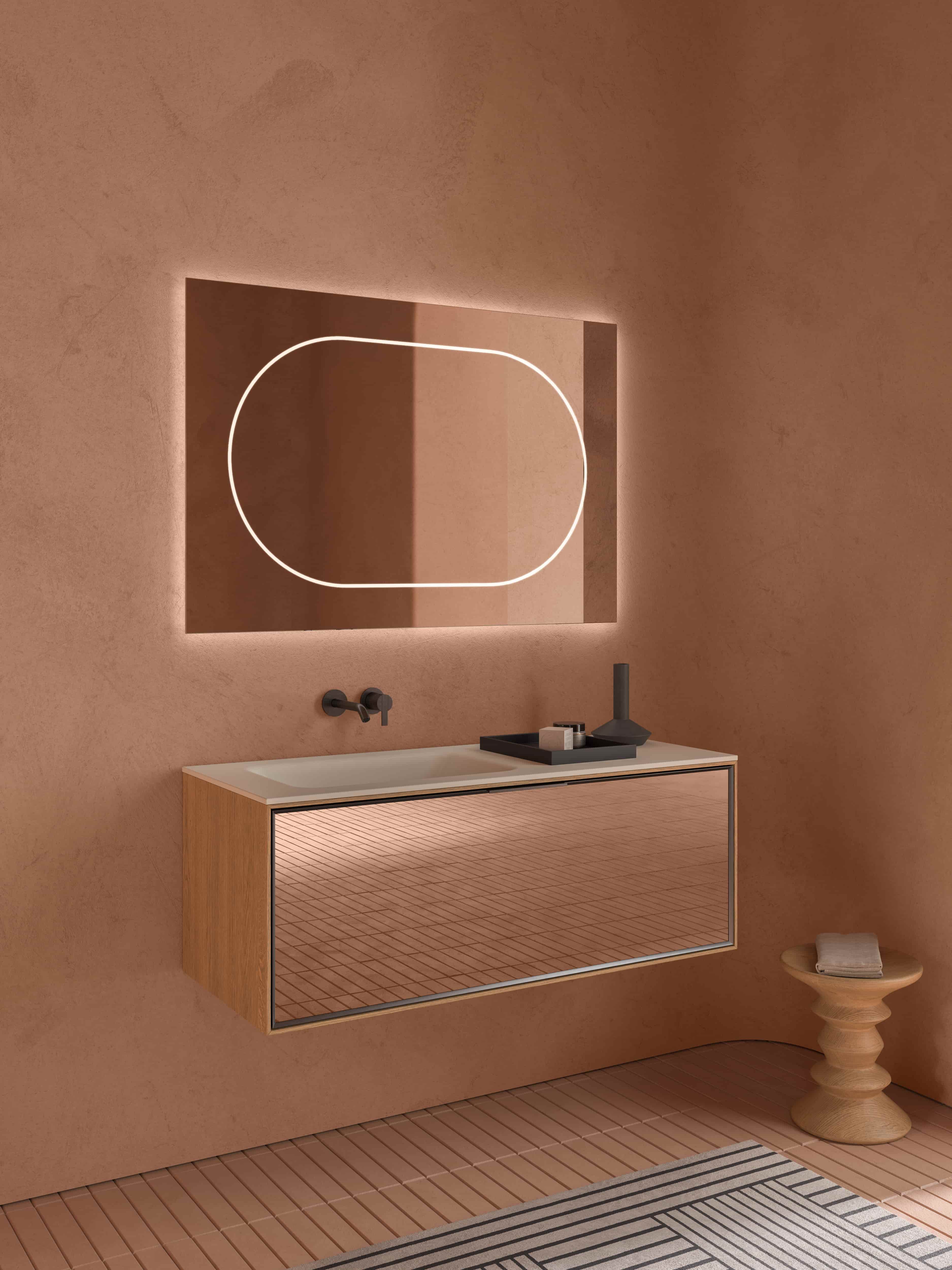 Inbani Heritage wastafelmeubel in terracotta badkamer met verlichte spiegel