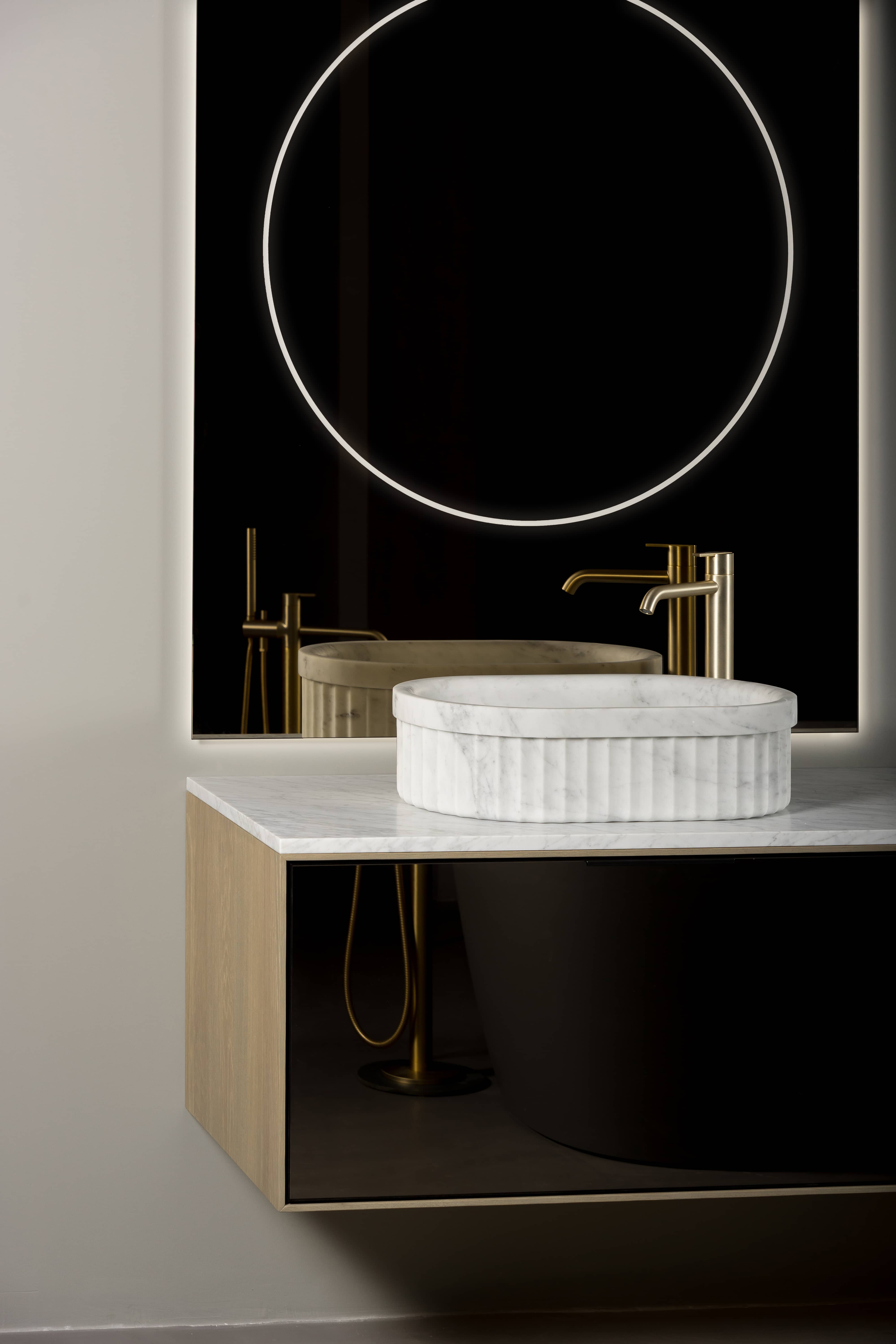 Inbani Heritage carrara marmeren waskom met gouden kraan en ronde spiegel
