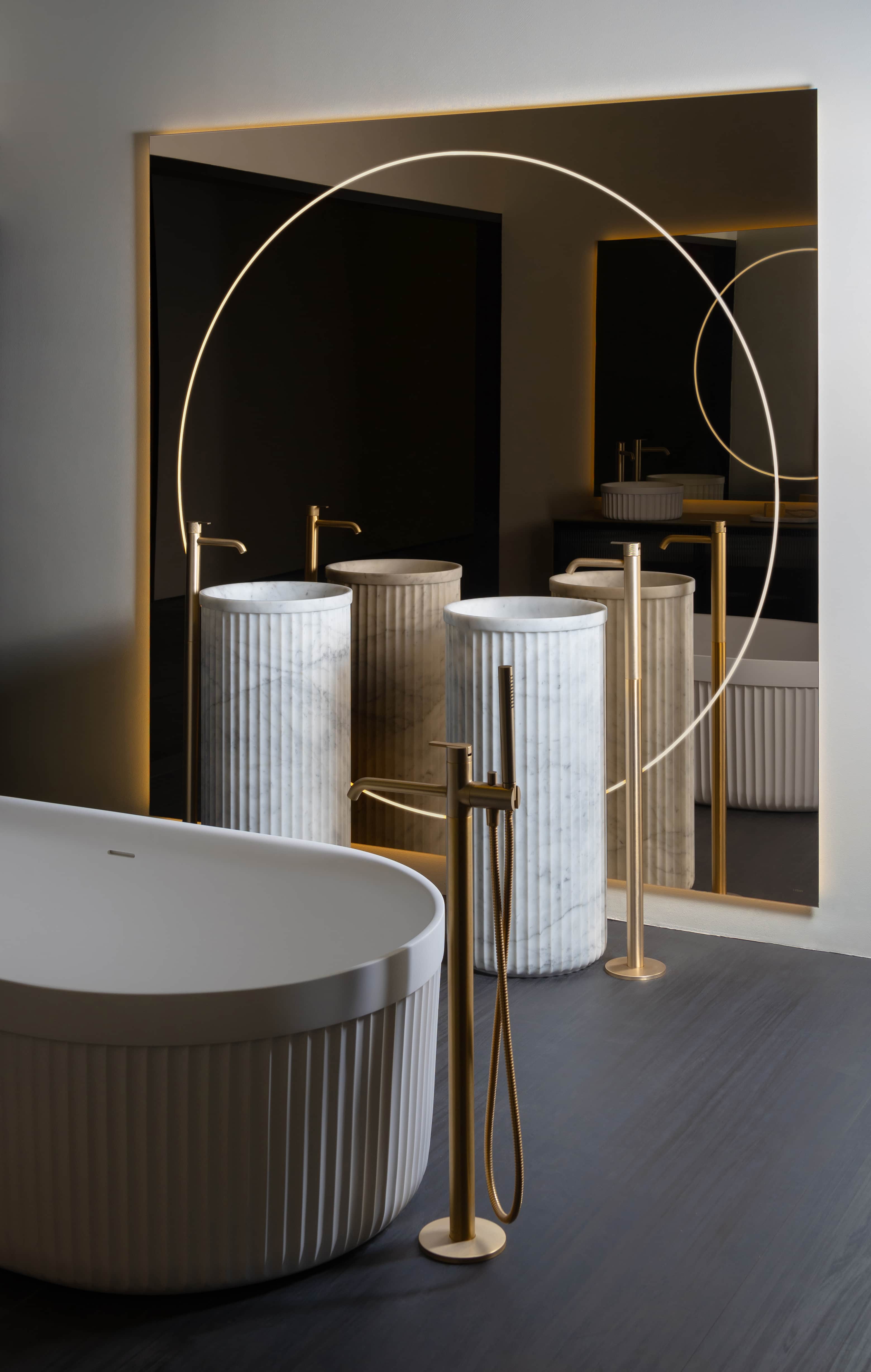 Inbani Heritage vrijstaande wastafels en bad met gouden accenten op ISH-beurs