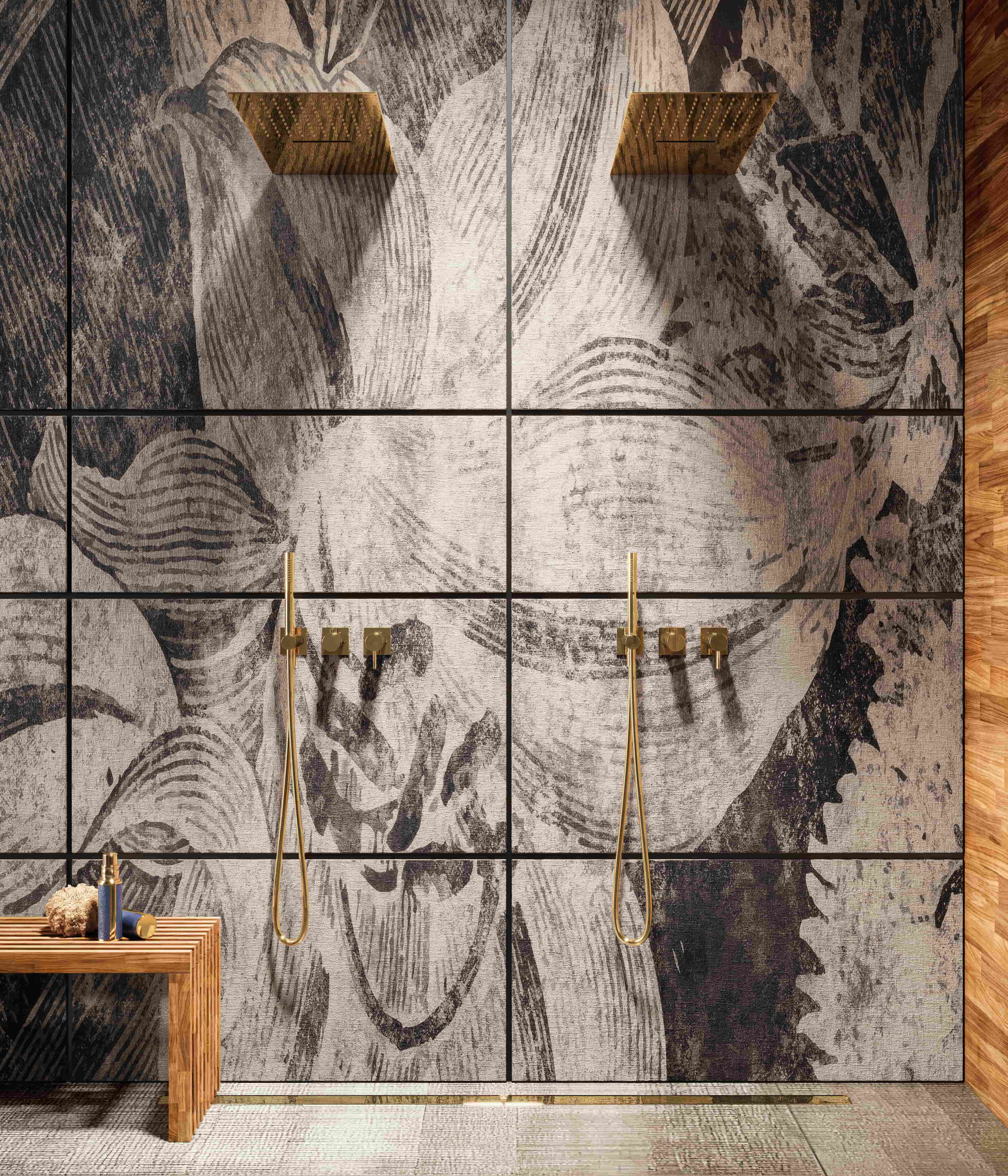 Gessi Inverso douchesysteem met goudkleurige doucheslangen tegen grafisch patroon