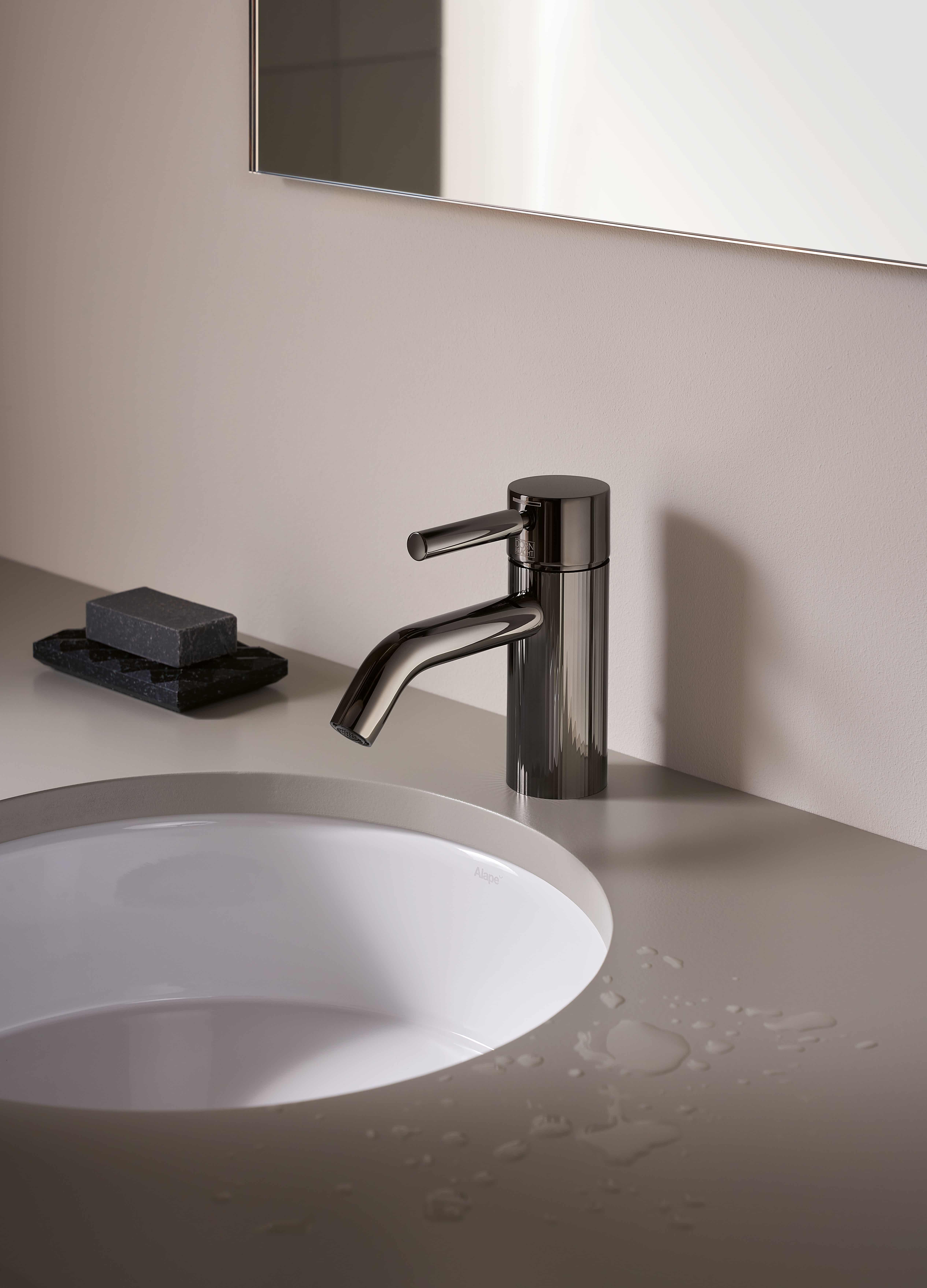 Dornbracht META wastafelmengkraan in dark chrome boven een ronde inbouwwastafel