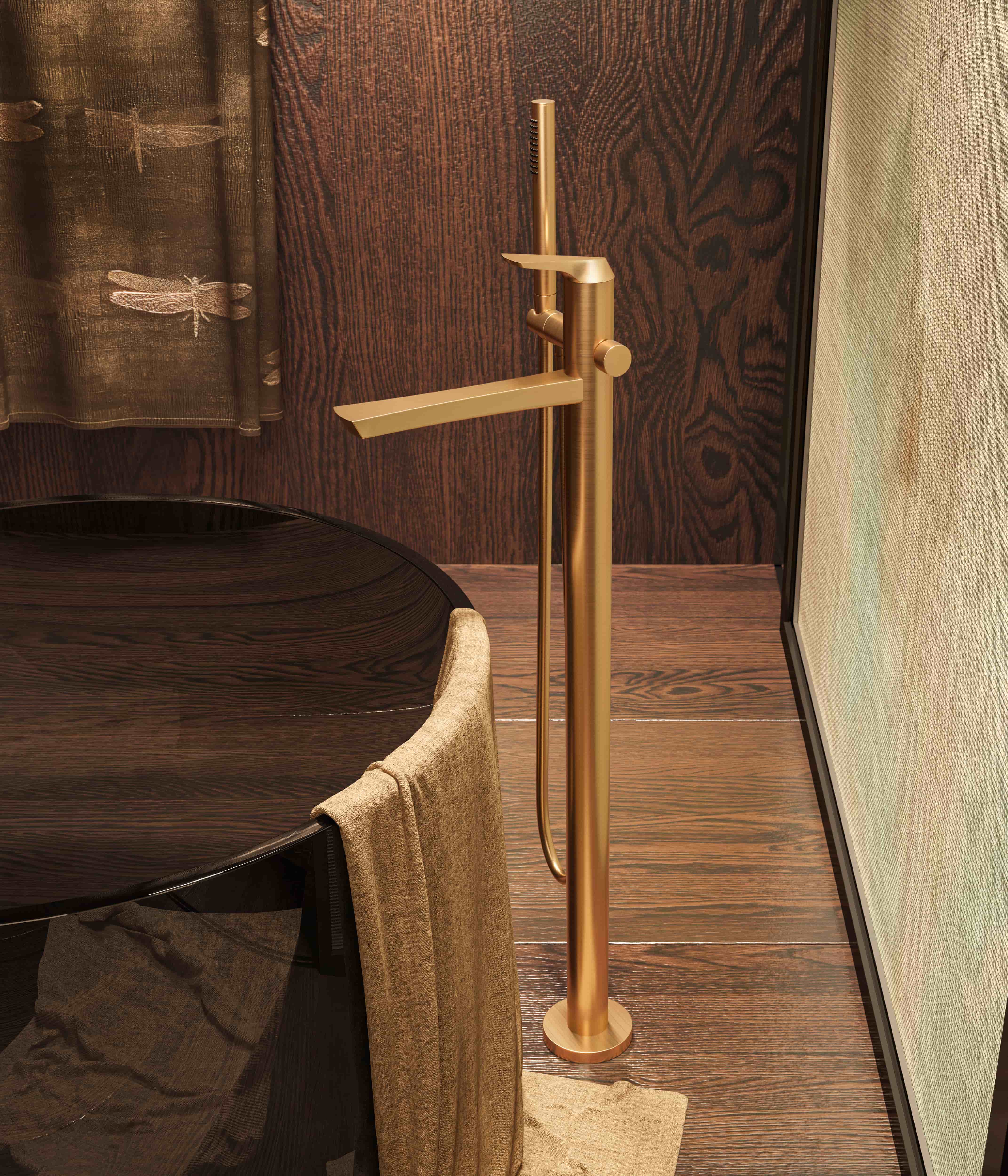 Gessi Ventaglio vrijstaande badkraan in goud naast een ronde houten tafel