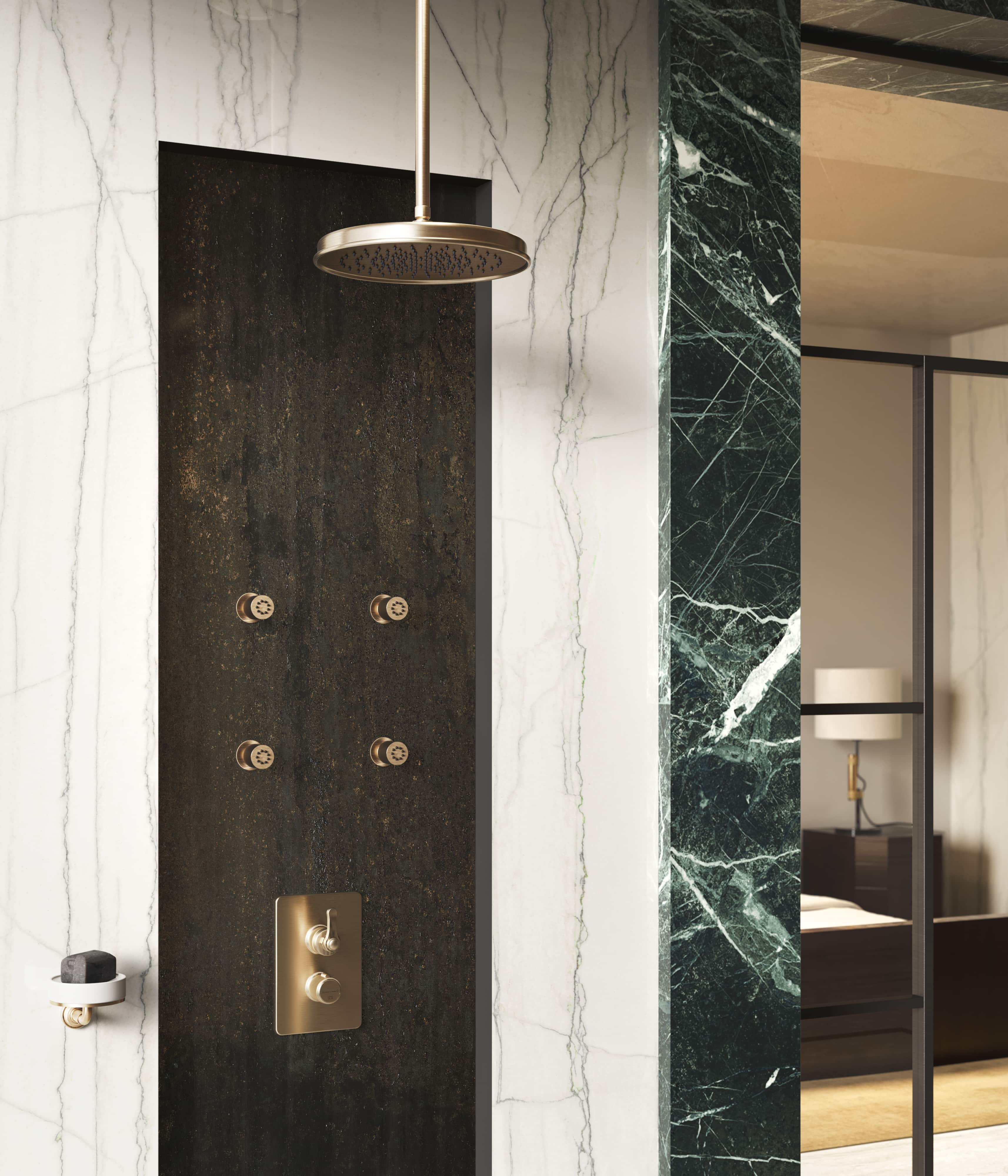 Gessi Venti20 douche-installatie in goud met regendouche tegen marmeren wand