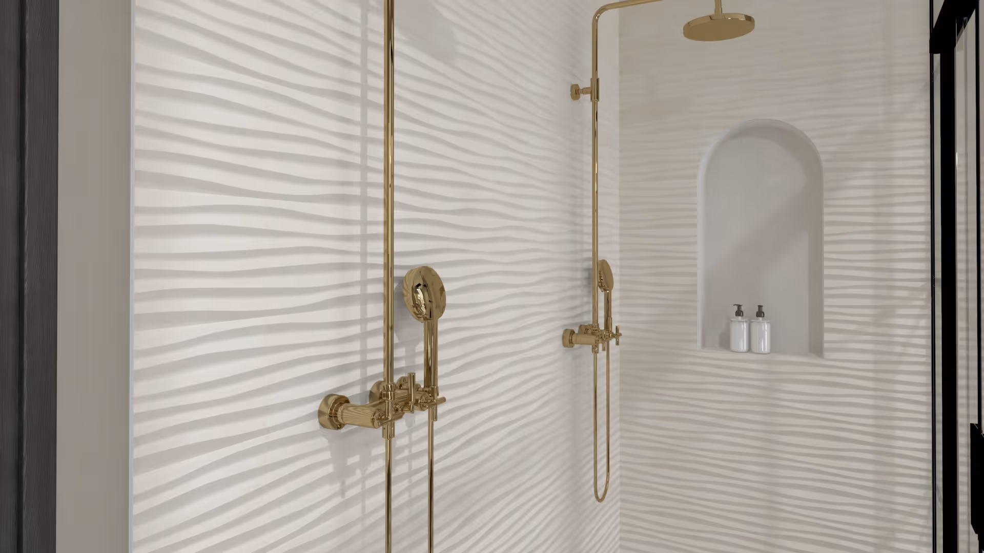 Eclectische badkamer in Haarlem met gouden regendouche tegen een gegolfde witte tegelwand