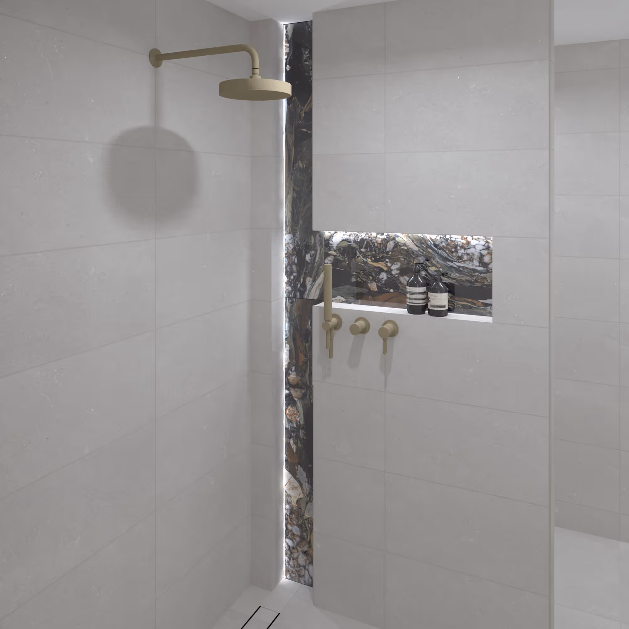 Eclectische badkamer in Hoorn met gouden regendouche en marmeren accentwand in de douche