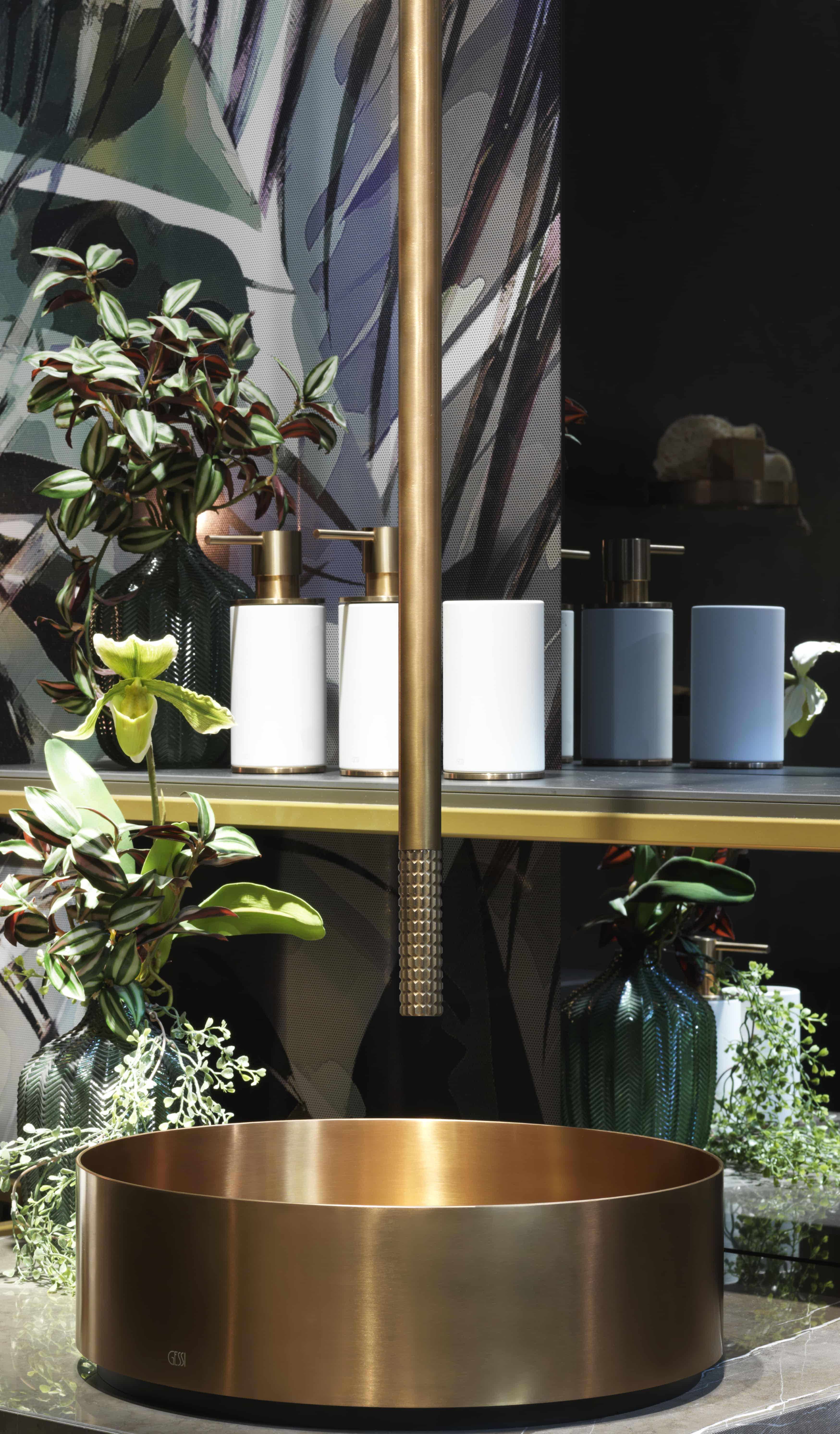 Gessi 316 messing wastafel met hoge kraan tussen planten en zeepdispensers