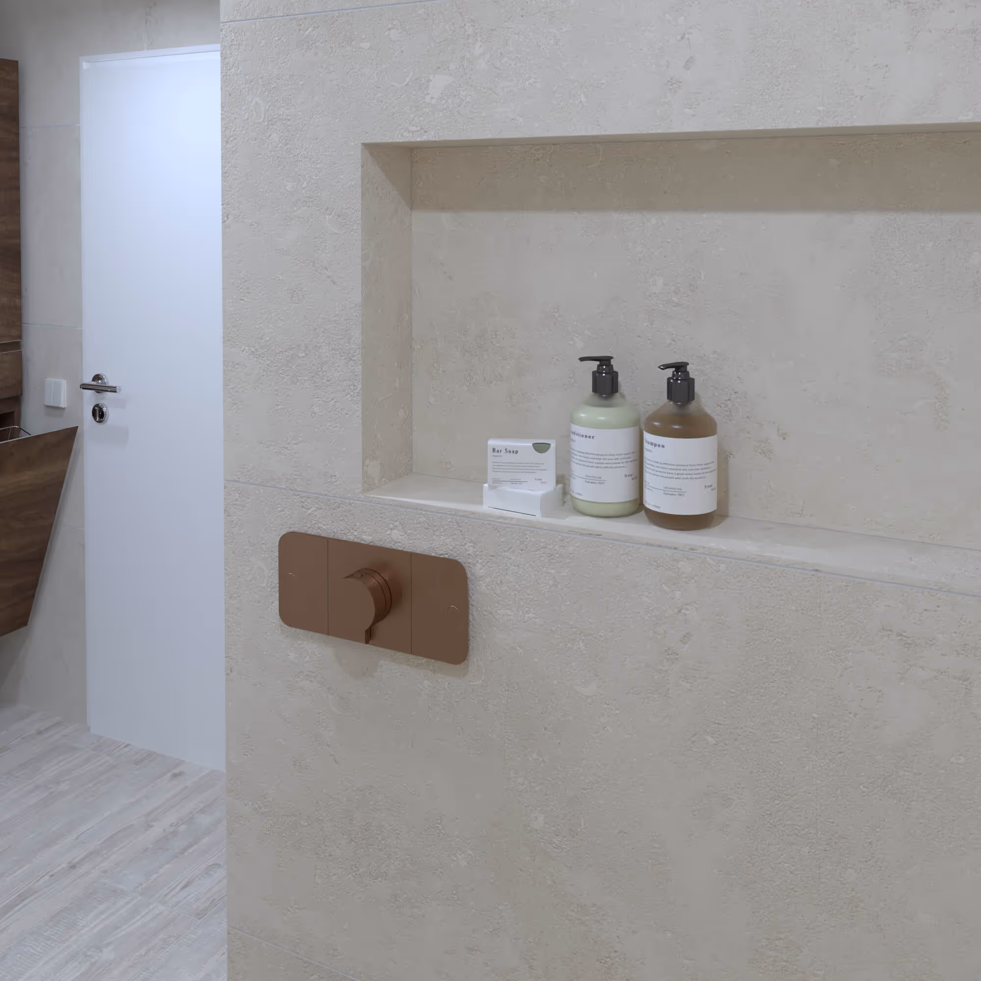 Verzorgingsnis met gouden douchekraan en verzorgingsproducten in Japandi badkamer Schoorl