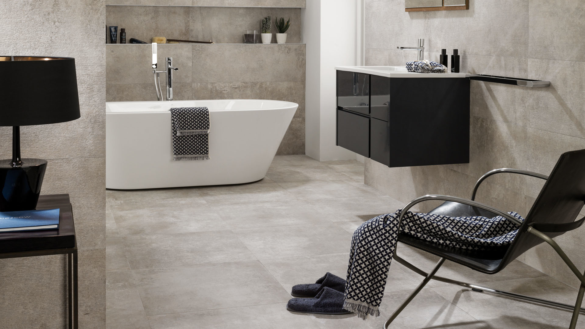 Porcelanosa Baltimore Natural tegel in badkamer met vrijstaand bad en zwart wastafelmeubel