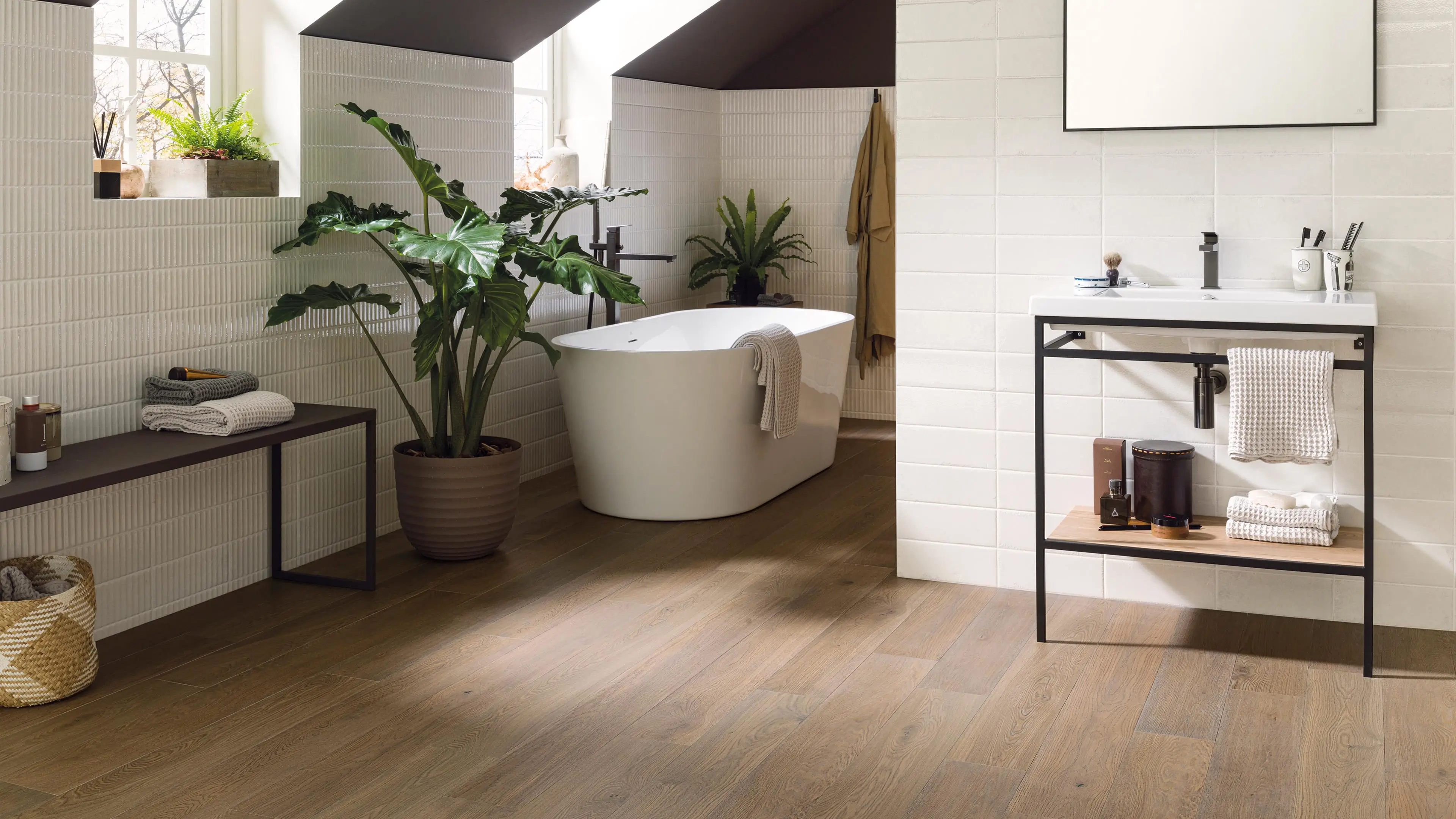 Porcelanosa Brick Vetri White wandtegel in badkamer met planten en vrijstaand bad