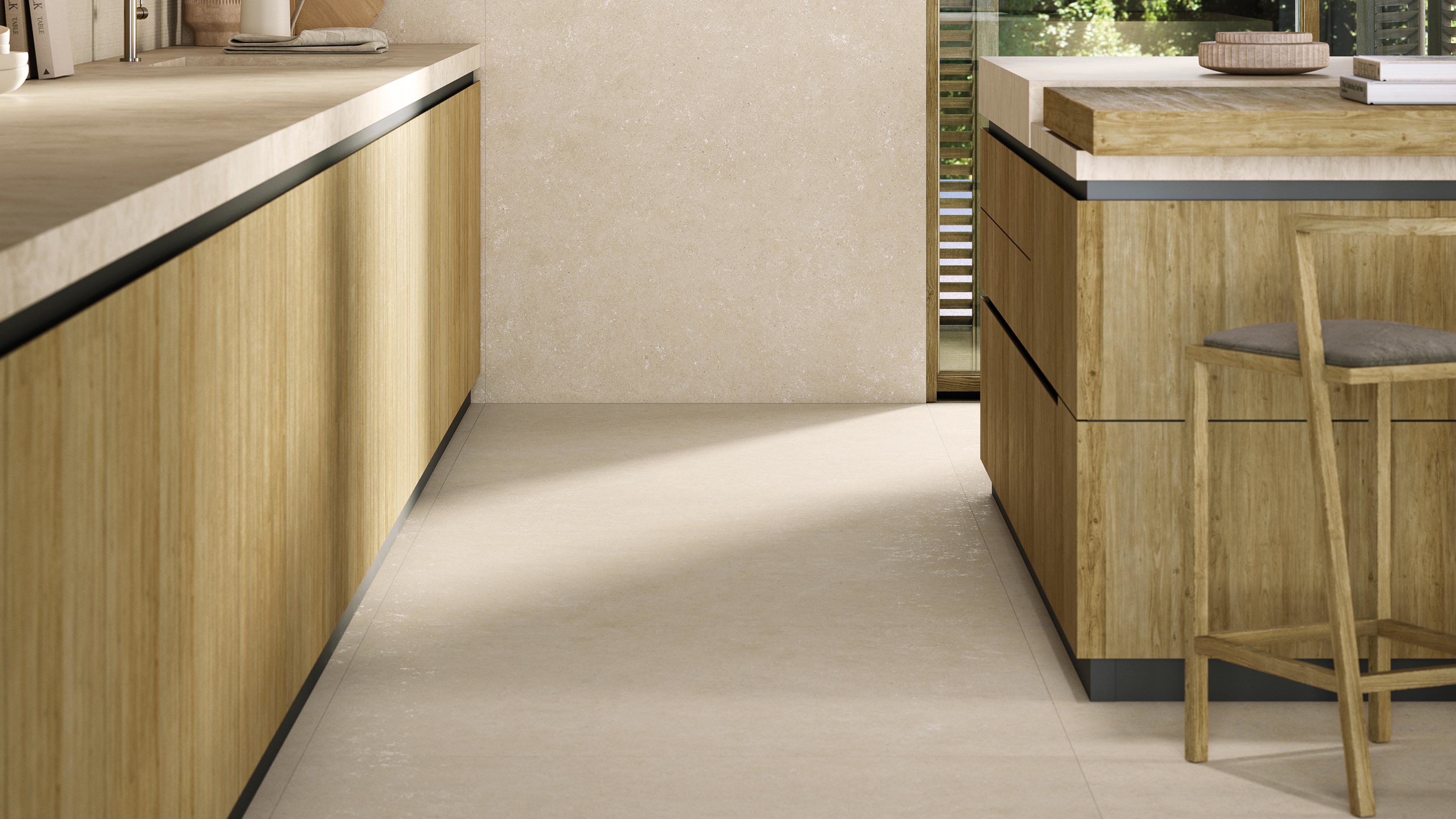 Porcelanosa Cancun Sand tegelvloer in moderne keuken met houten keukeneiland