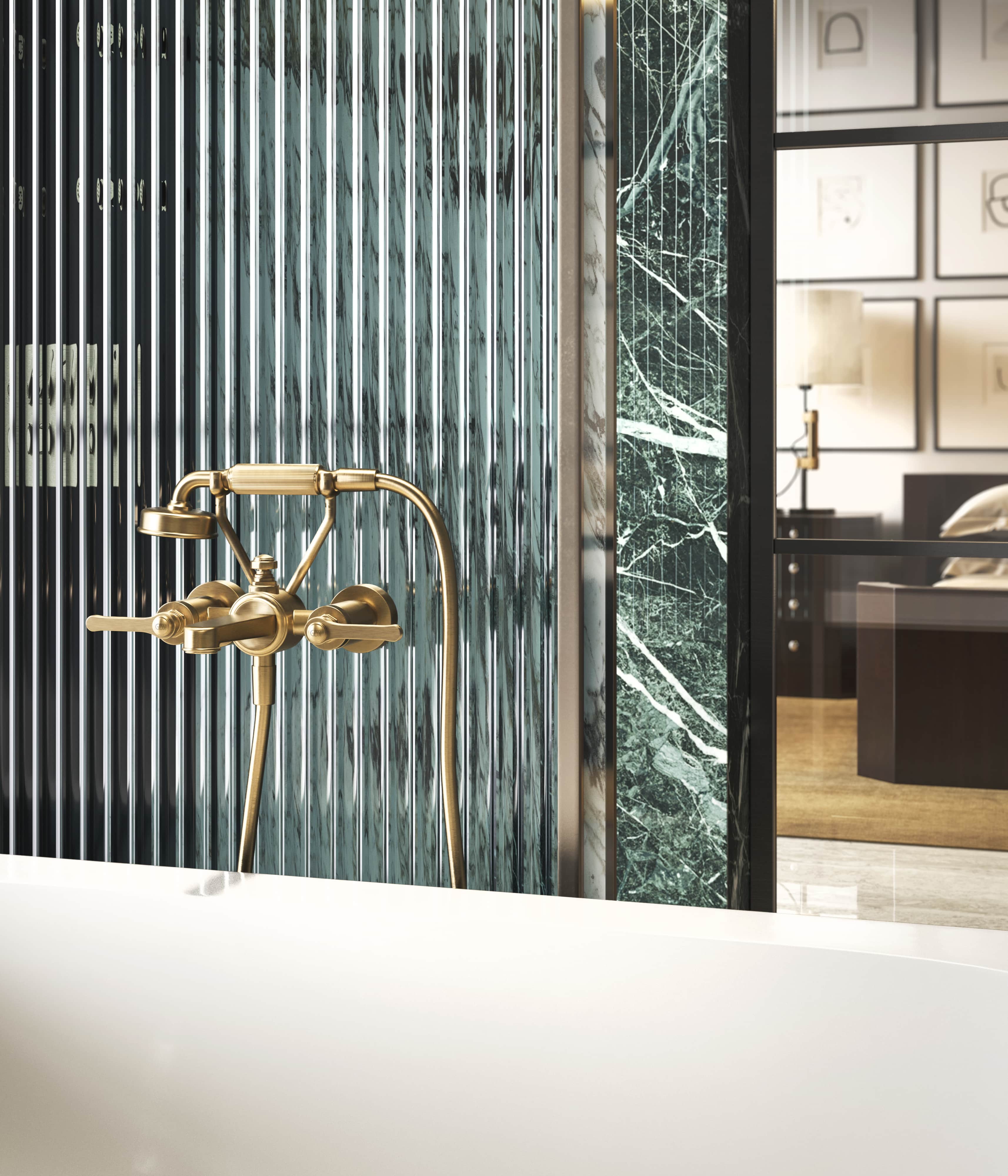 Gessi Venti20 gouden badkraan met handdouche bij een geribbeld glazen scherm
