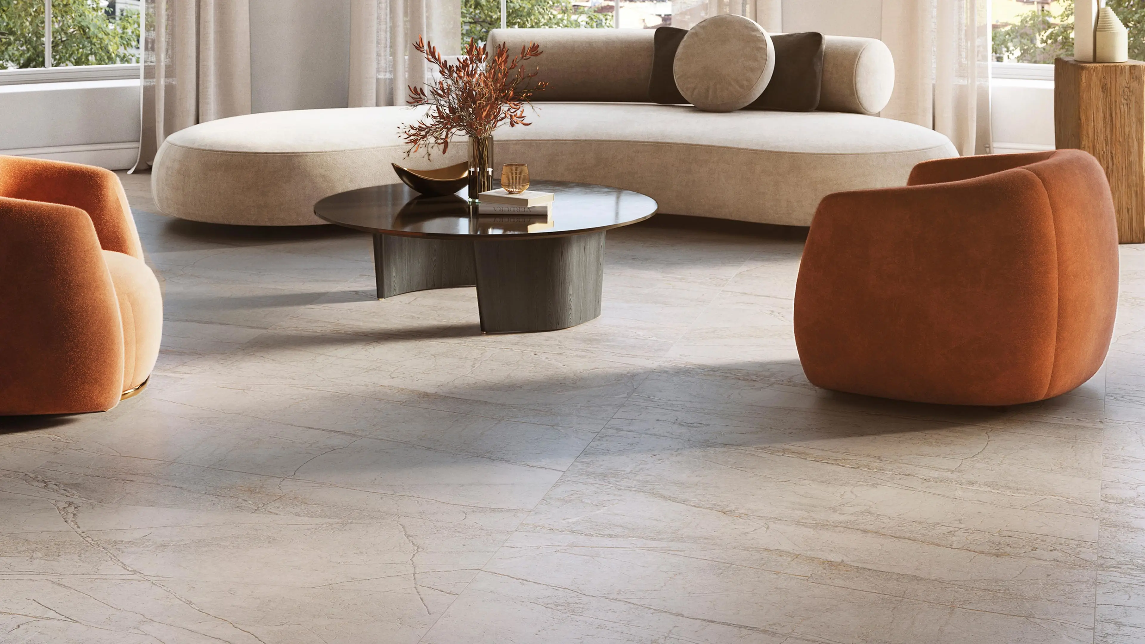 Porcelanosa Colorado Silver marmerlook vloertegel in woonkamer met oranje fauteuils