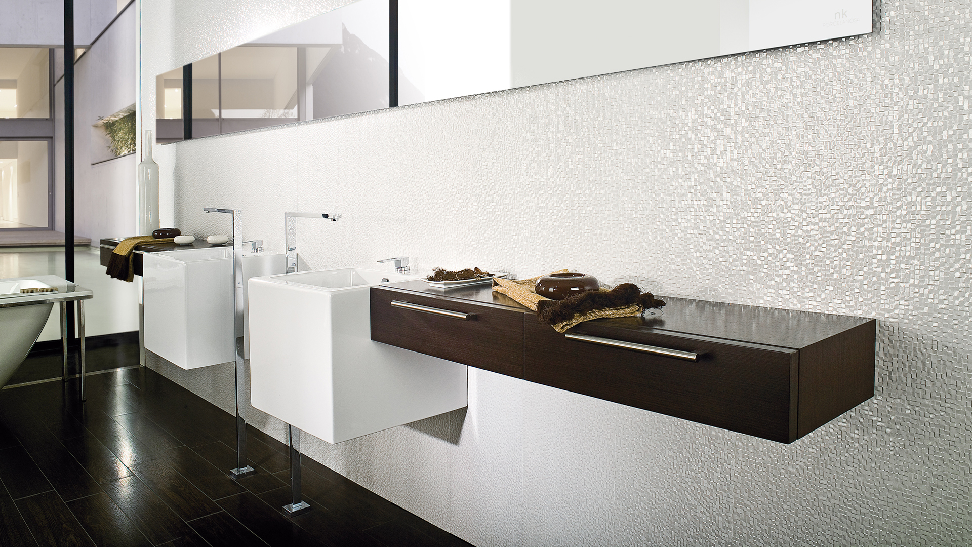 Porcelanosa Cubica Blanco structuurtegel op badkamerwand met witte wastafels