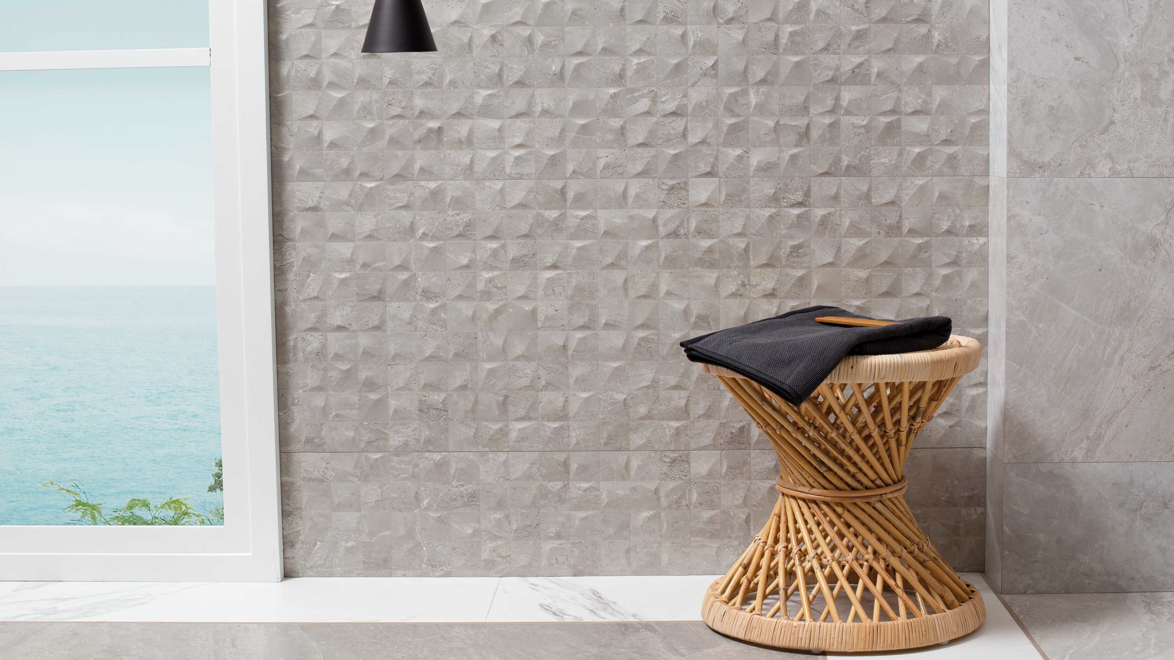 Porcelanosa Cubik Indic 3D structuurtegel op badkamerwand met zeezicht