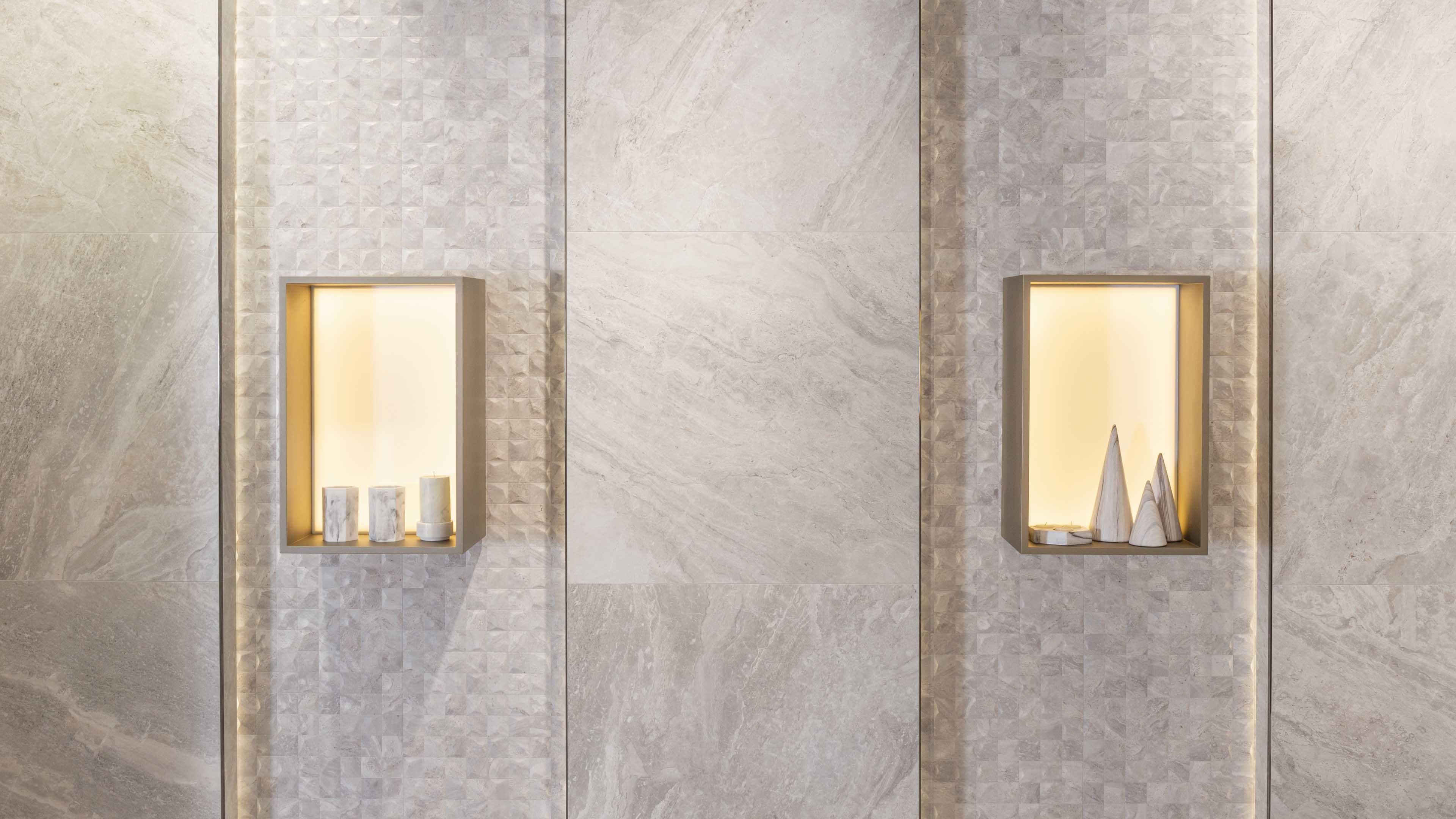 Porcelanosa Cubik Indic 3D structuurtegel rond verlichte wandnissen met decoratie