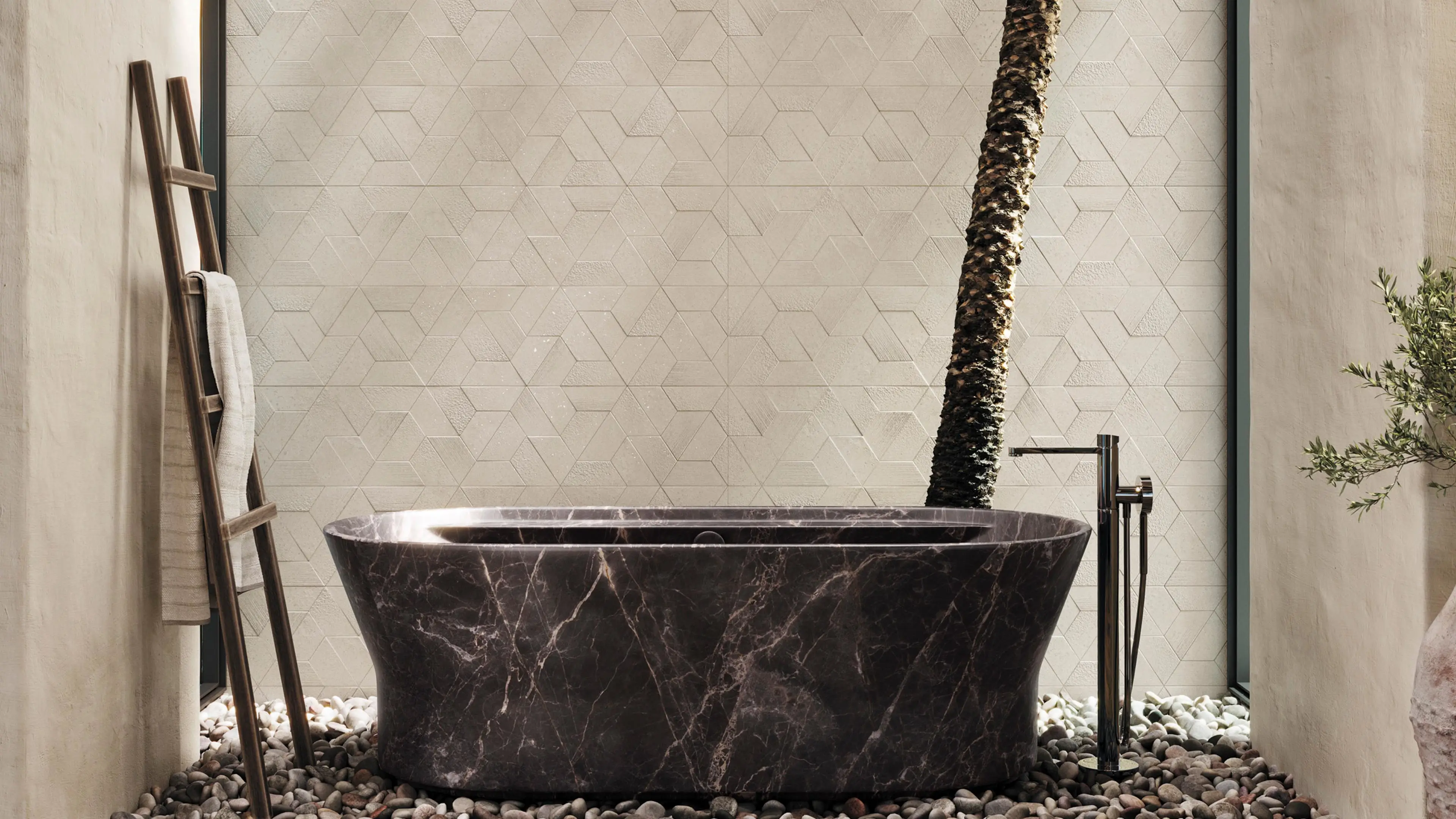 Badkamer met Porcelanosa Deco Terra Bone reliëftegel en donker marmeren bad
